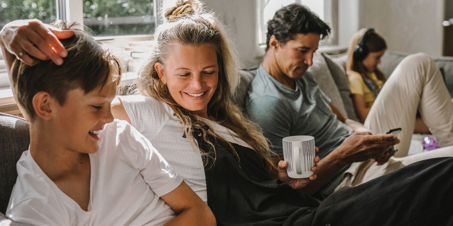 Barn och mammans utanför hus