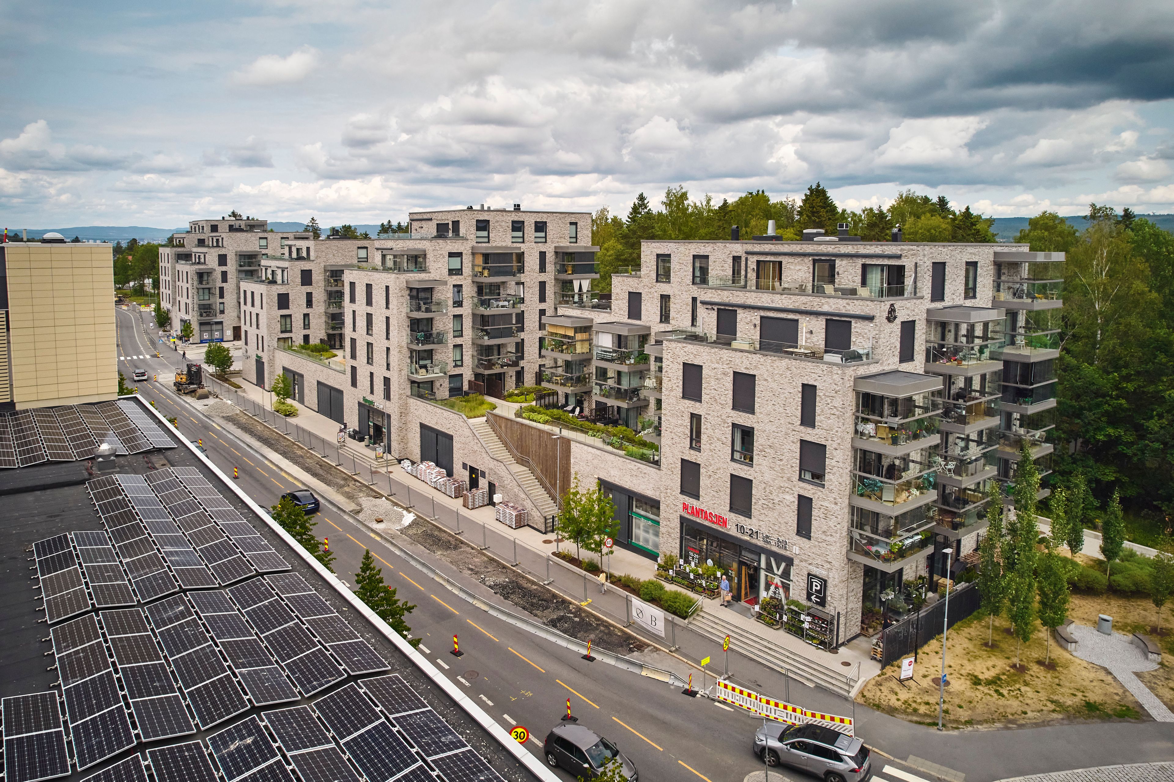 Foto av Cecilie Thoresens gate 14–28 tatt fra taket til bygget på motsatt side av gata.