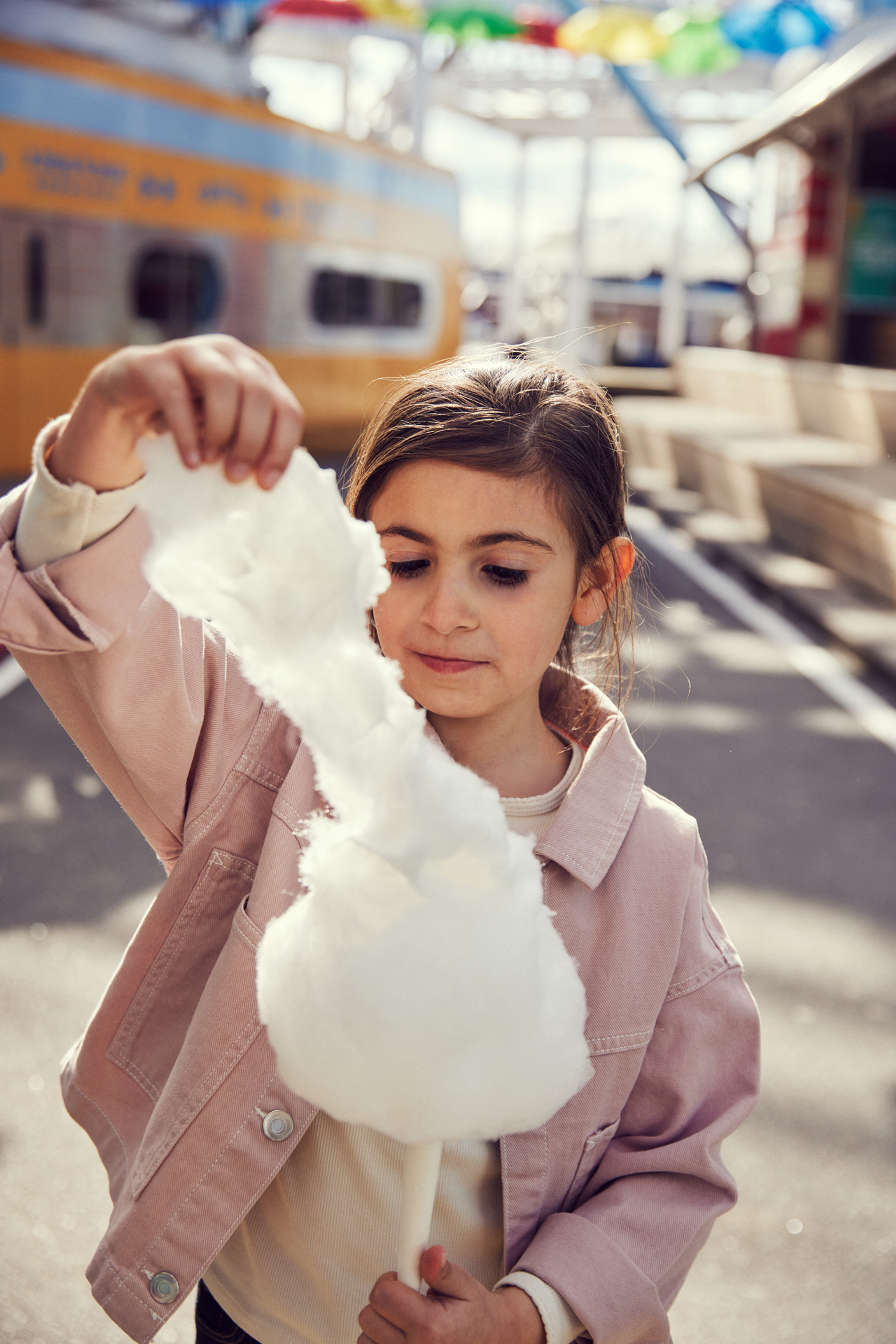 Barn som äter sockervadd