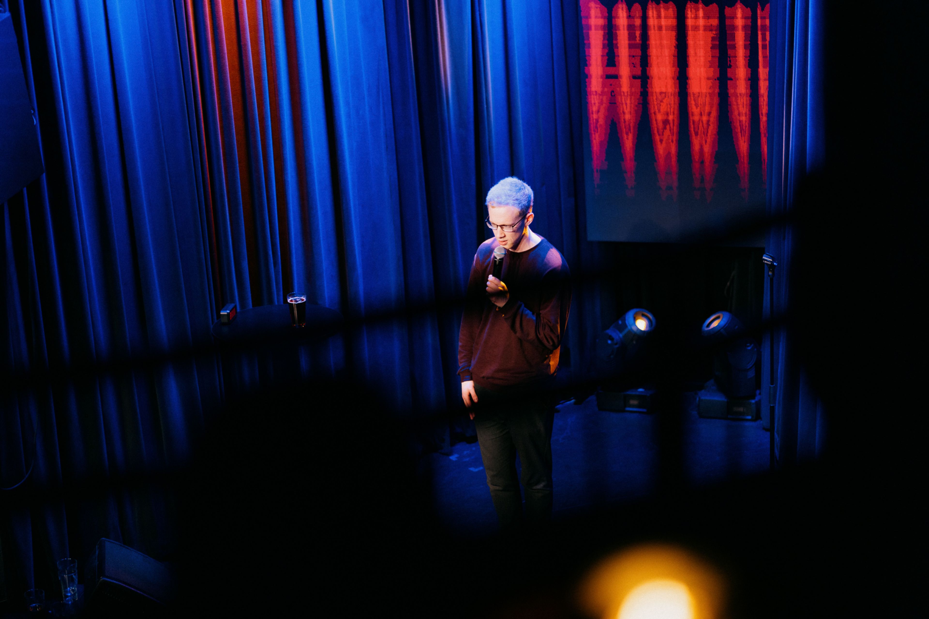 Bilde av standup-komiker Jørgen Konradsen på scenen på Latter.