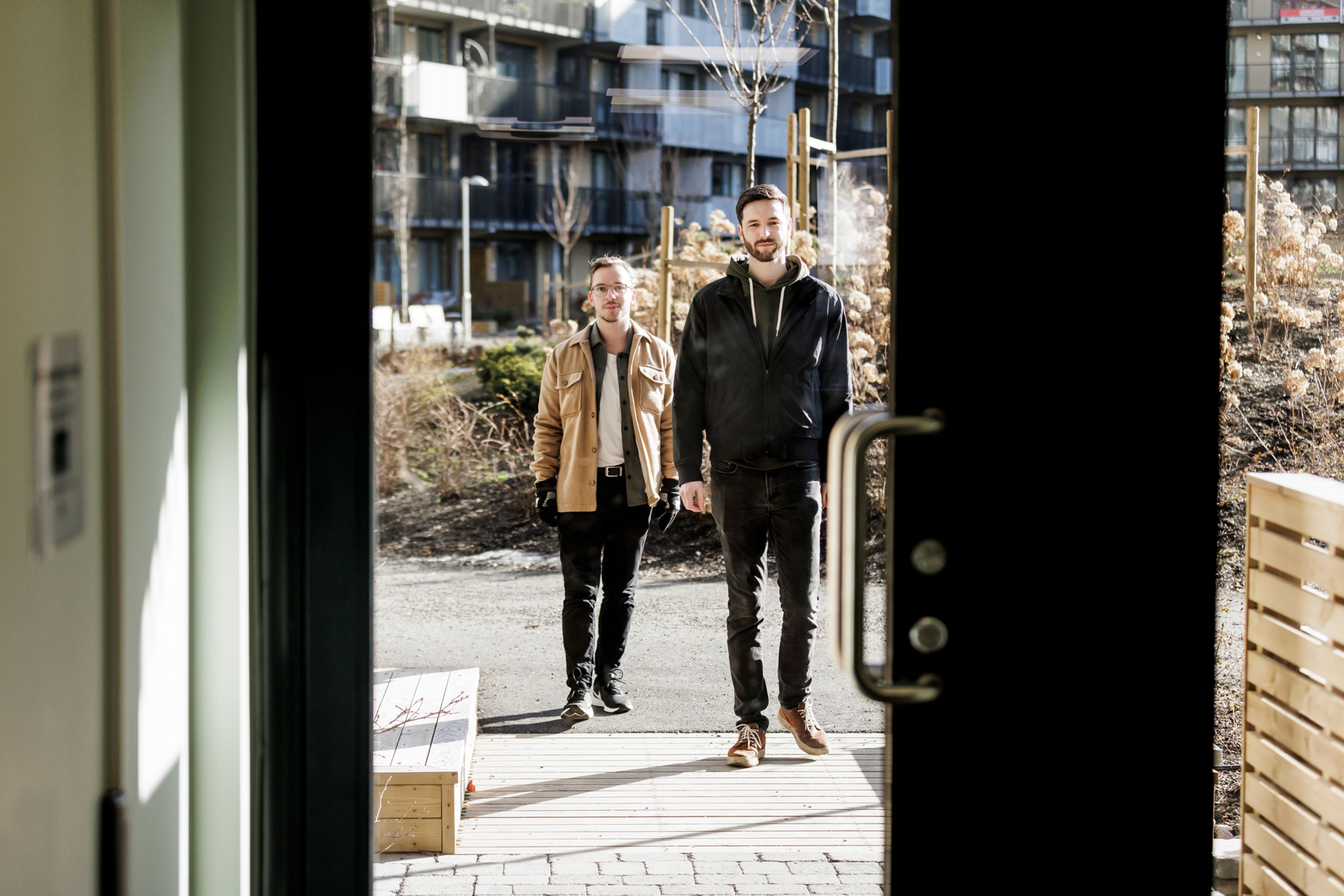 Bilde av kompisene Mikkel og Sebastian utenfor ytterdøra på Ulven.