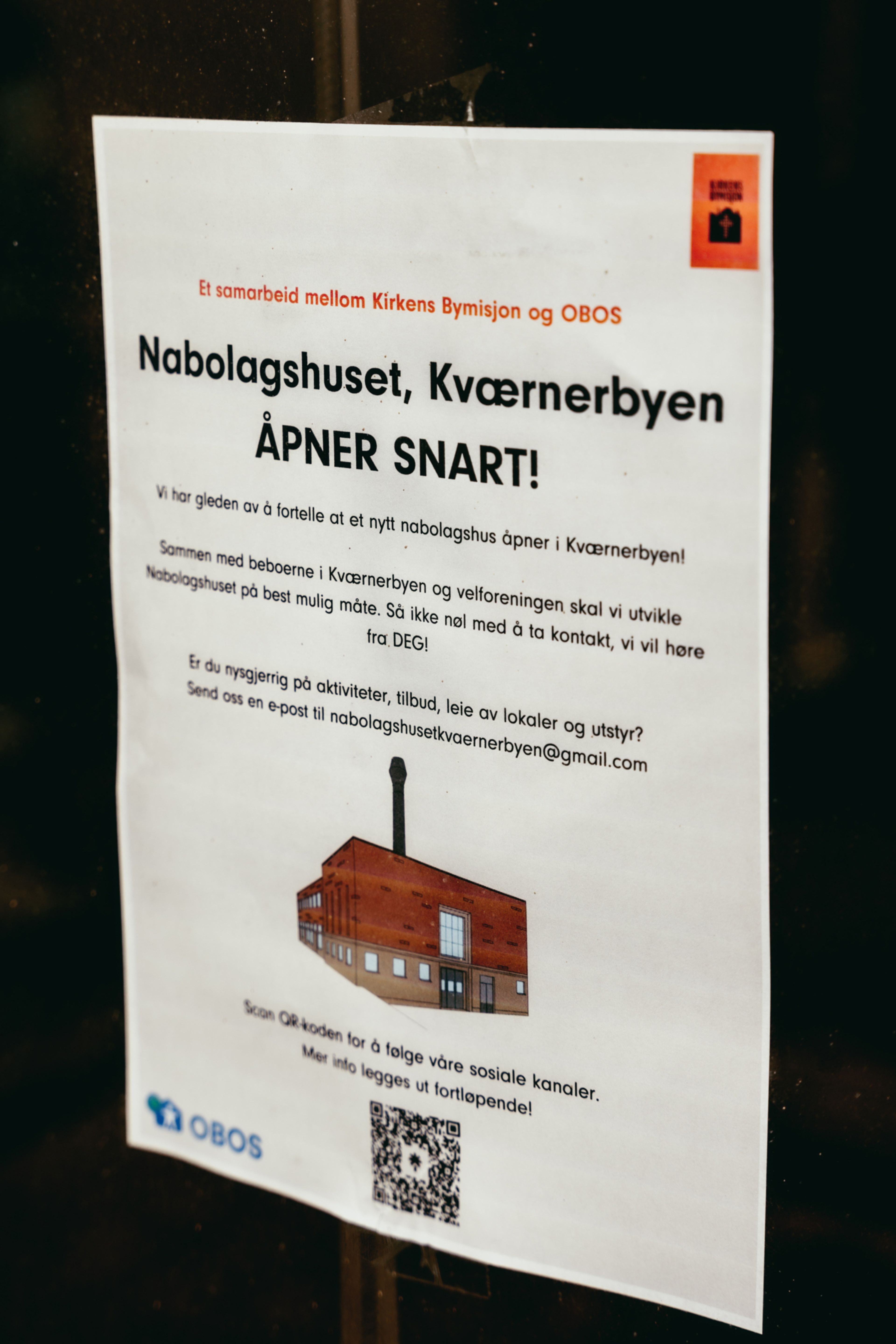 Plakat som sier at nabolagshuset i Kværnerbyen åpner snart.