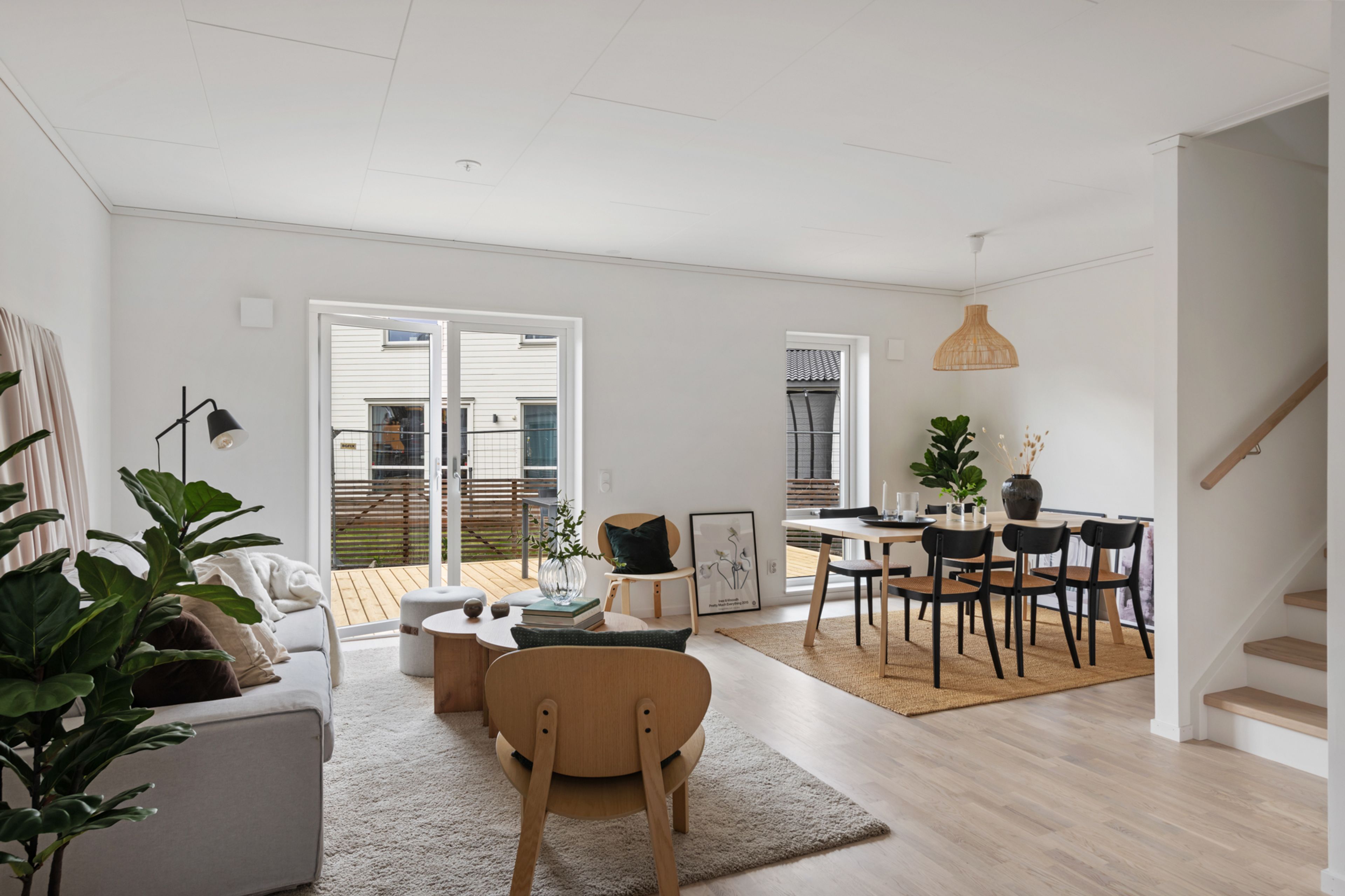 öppen planlösning med utsikt mot altan och uteplats
