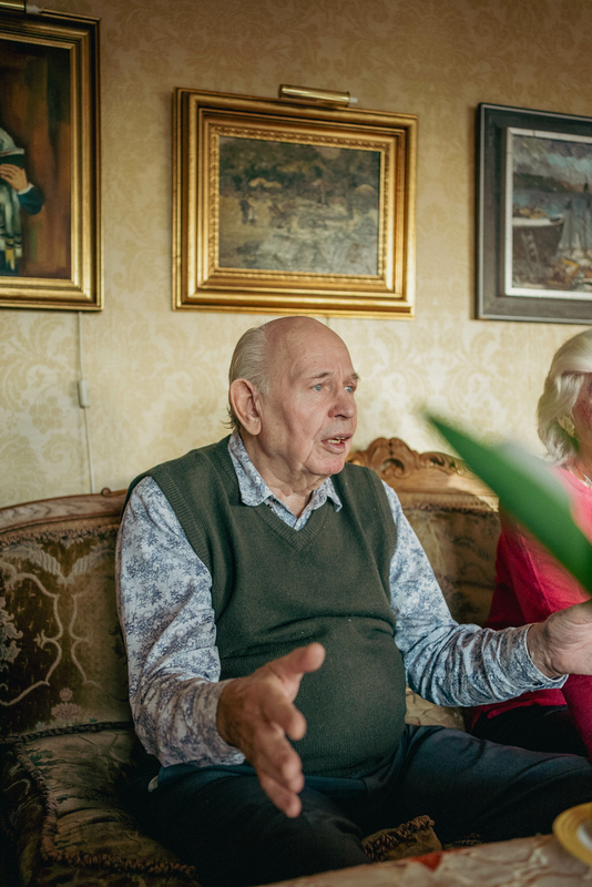 Svein sitter i sofaen og gestikulerer mens hans prater