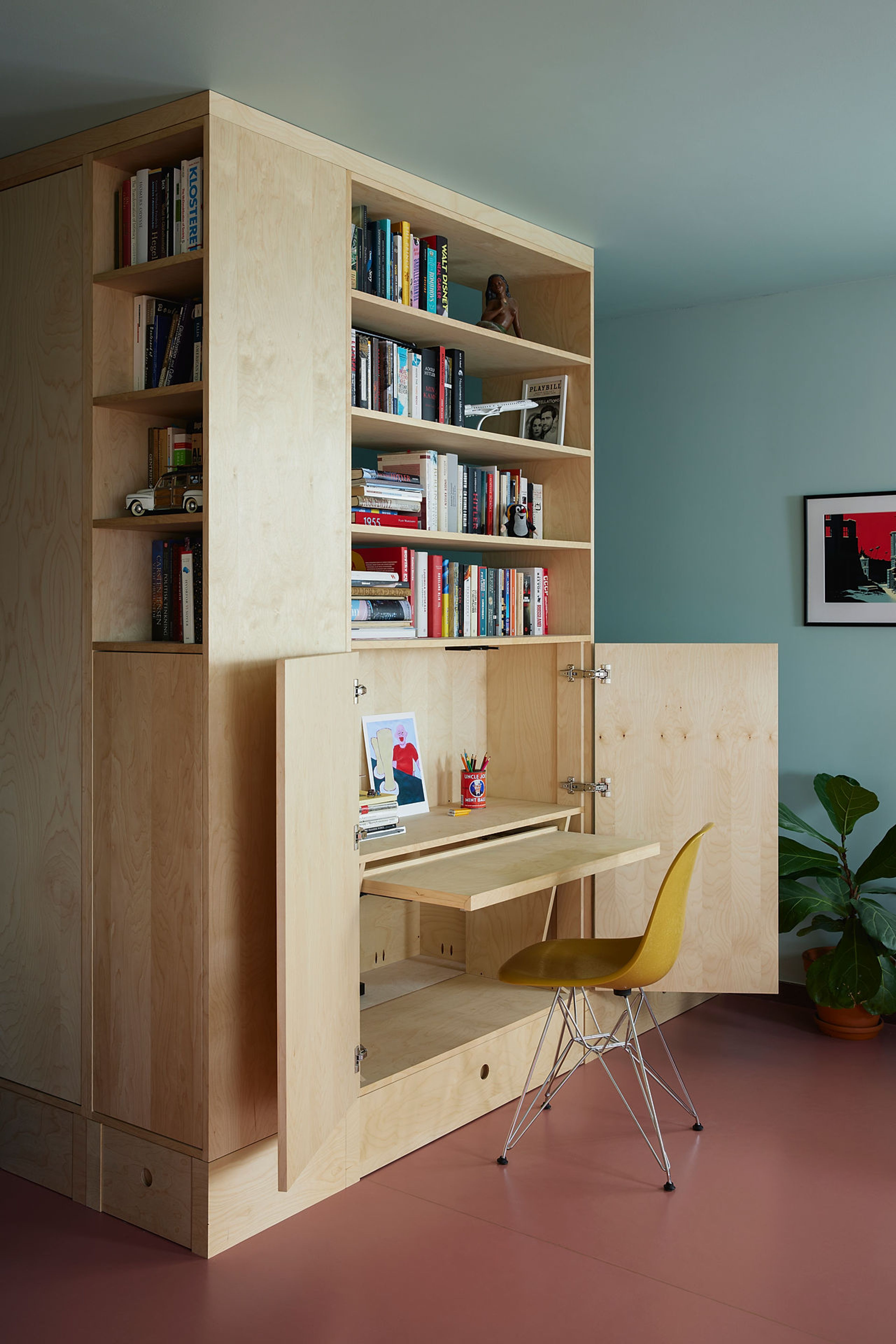 En innfeldt bokhylle i tre kan åpnes og bli til et skrivebord.