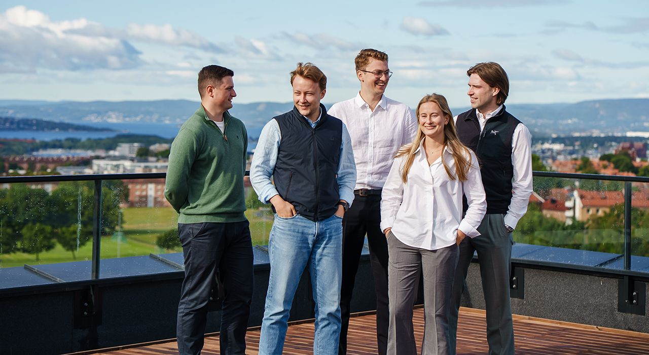 OBOS' konserntrainees står på takterrassen på Construction City.