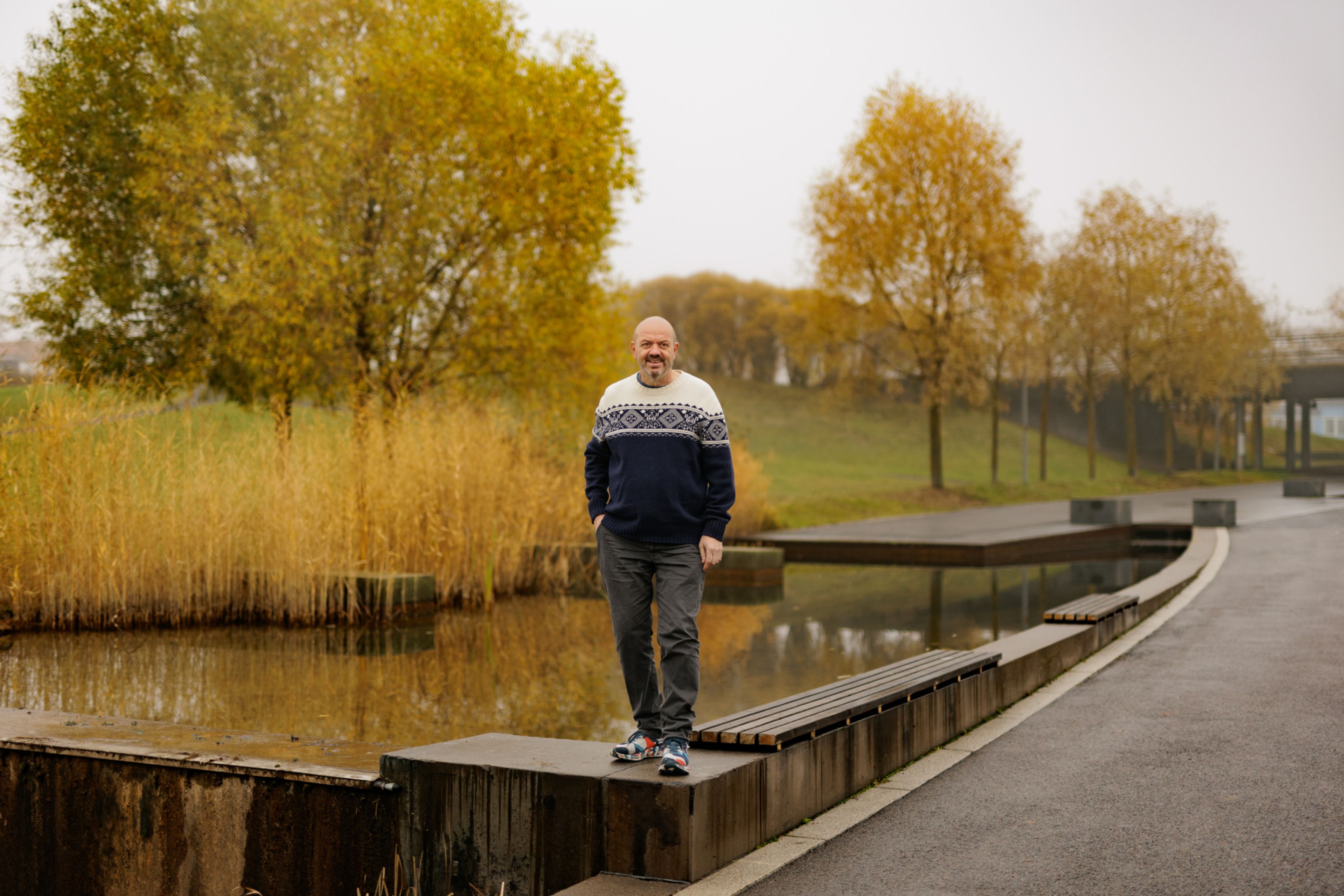Bilde av Roar Sundbø foran høstgule trær i Nansenparken på Fornebu.
