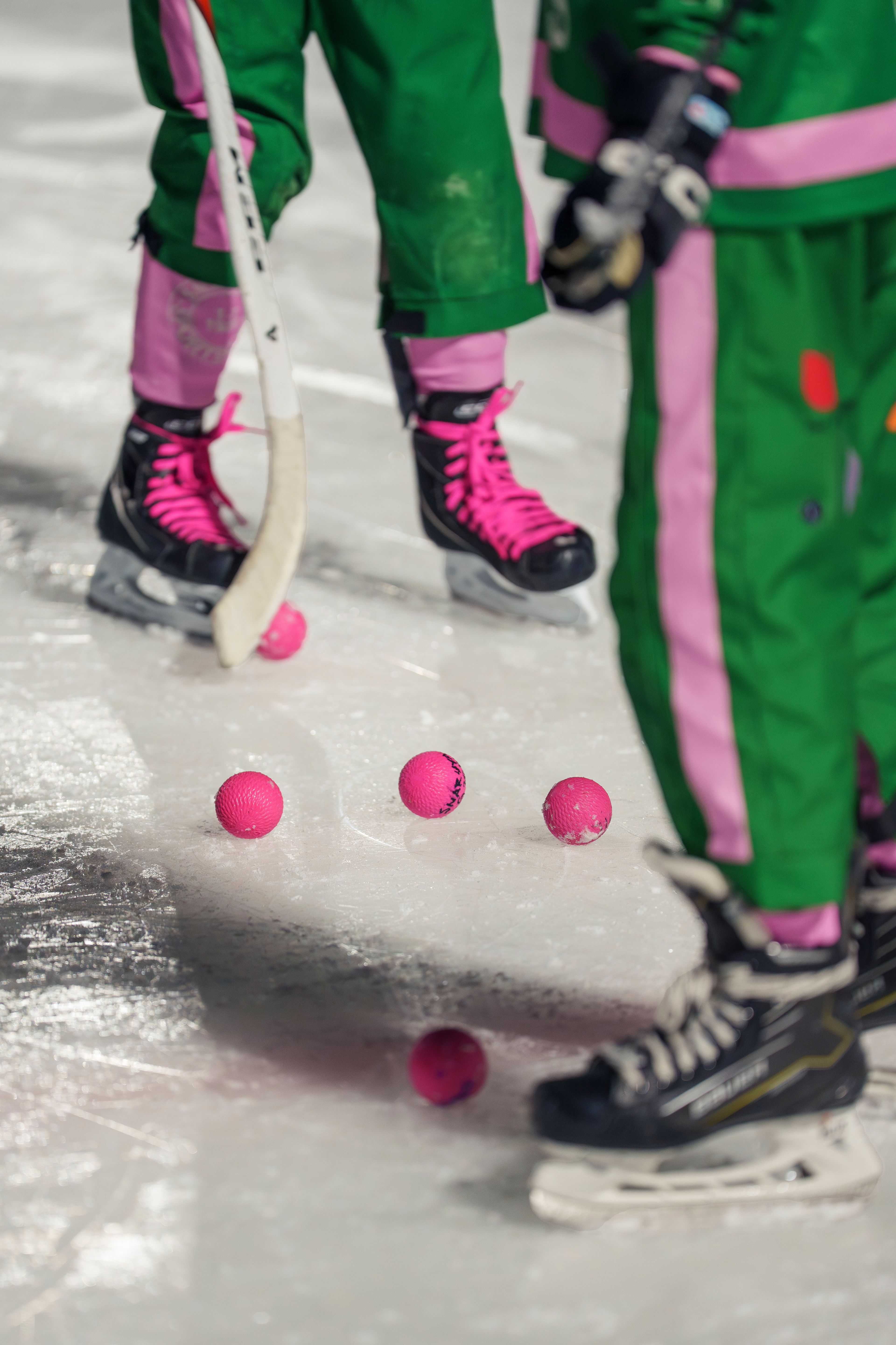 Bilde av rosa baller på isen.