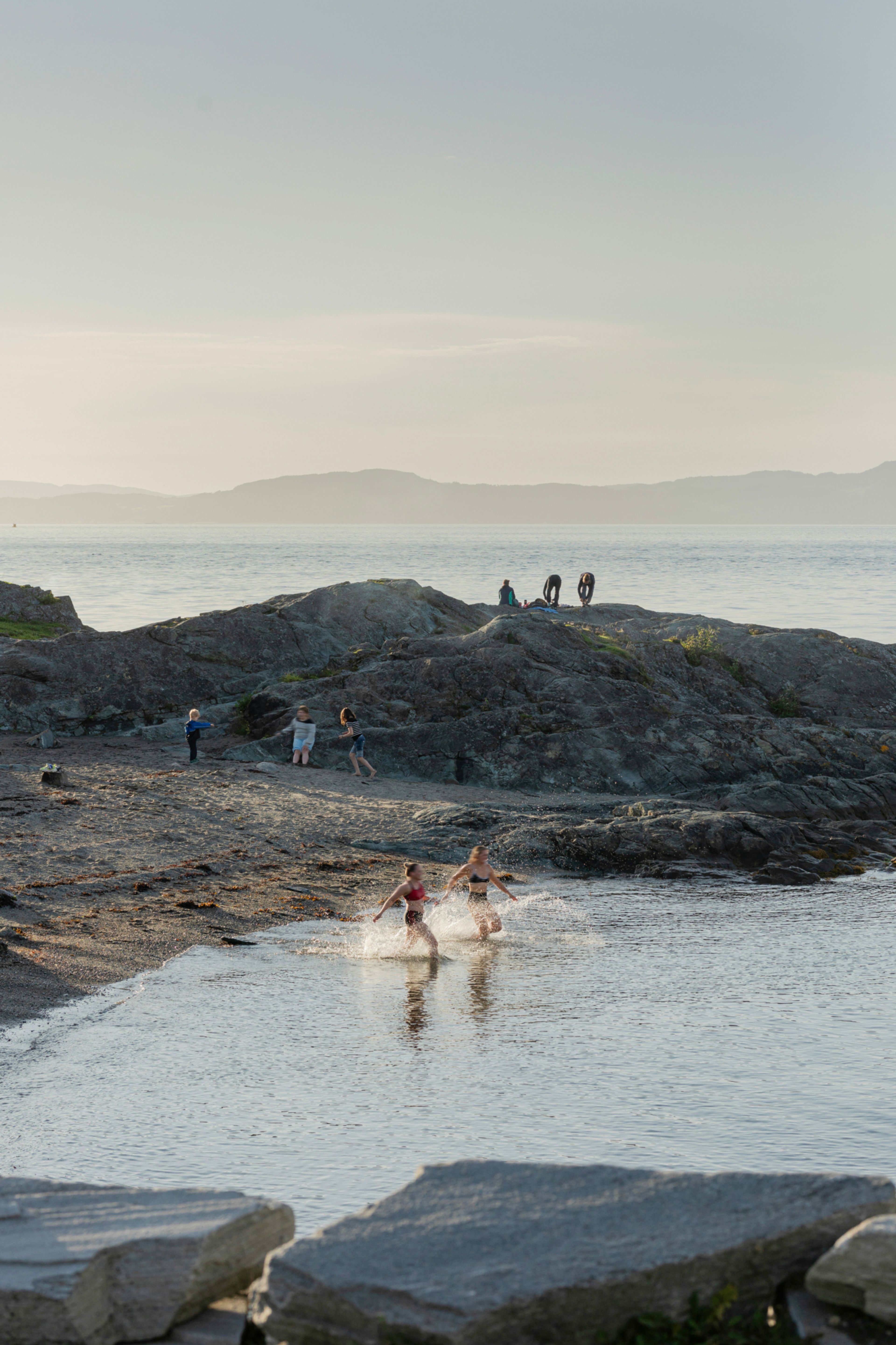 Folk som bader på en badeplass på Lade.