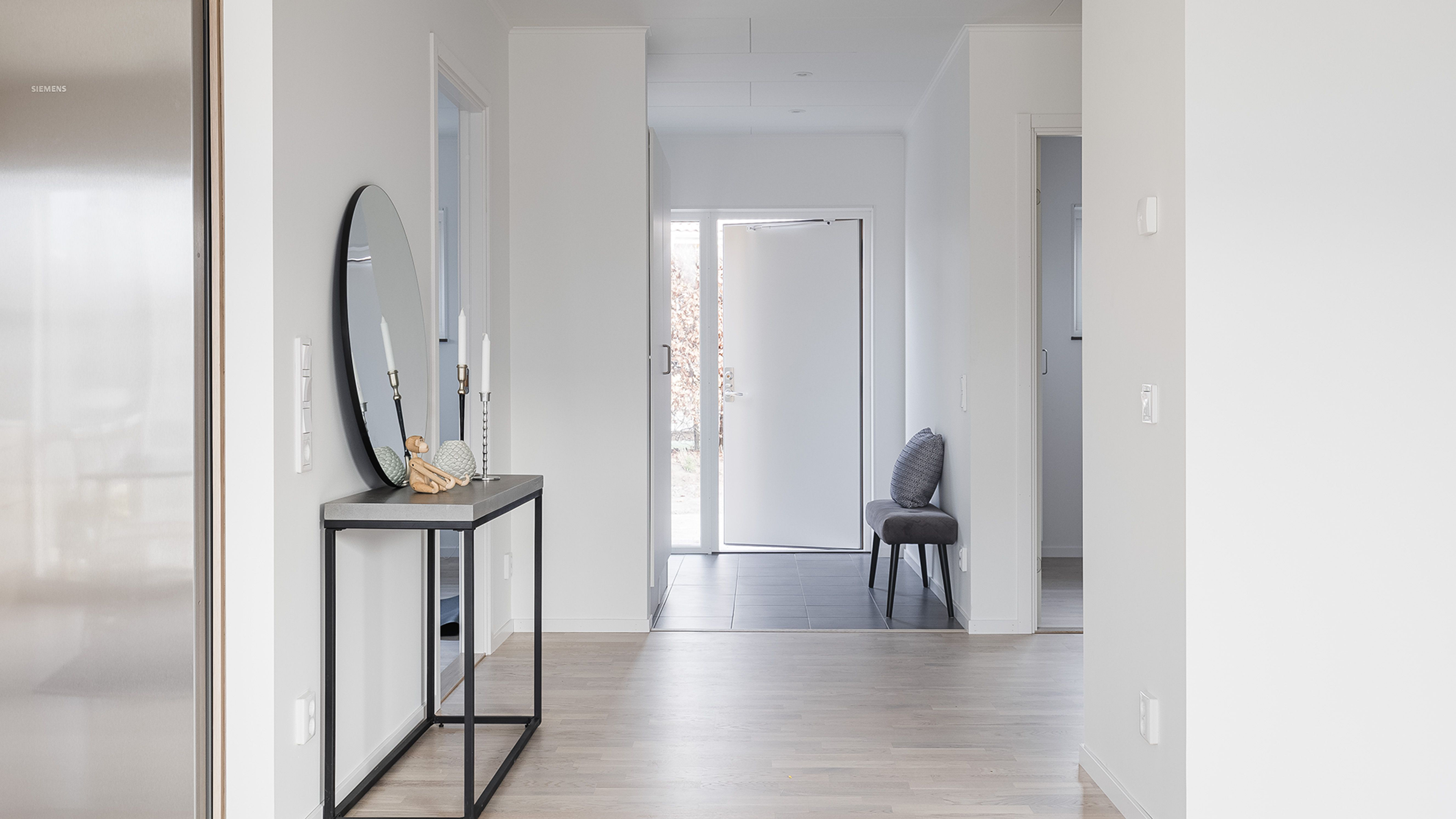 Ljus och rymlig hall i Brf Golfrundan