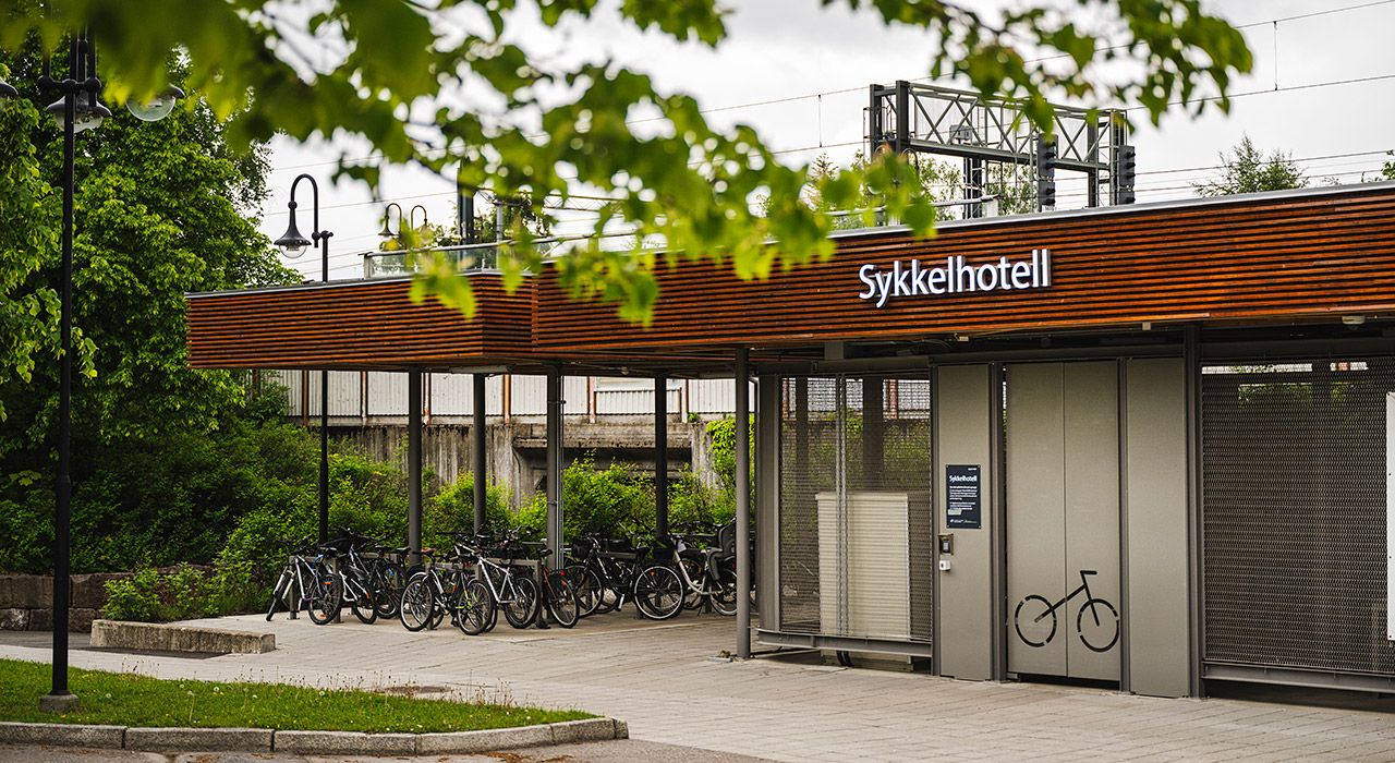 Foto av sykkelhotell ved togstasjonen på Kløfta.