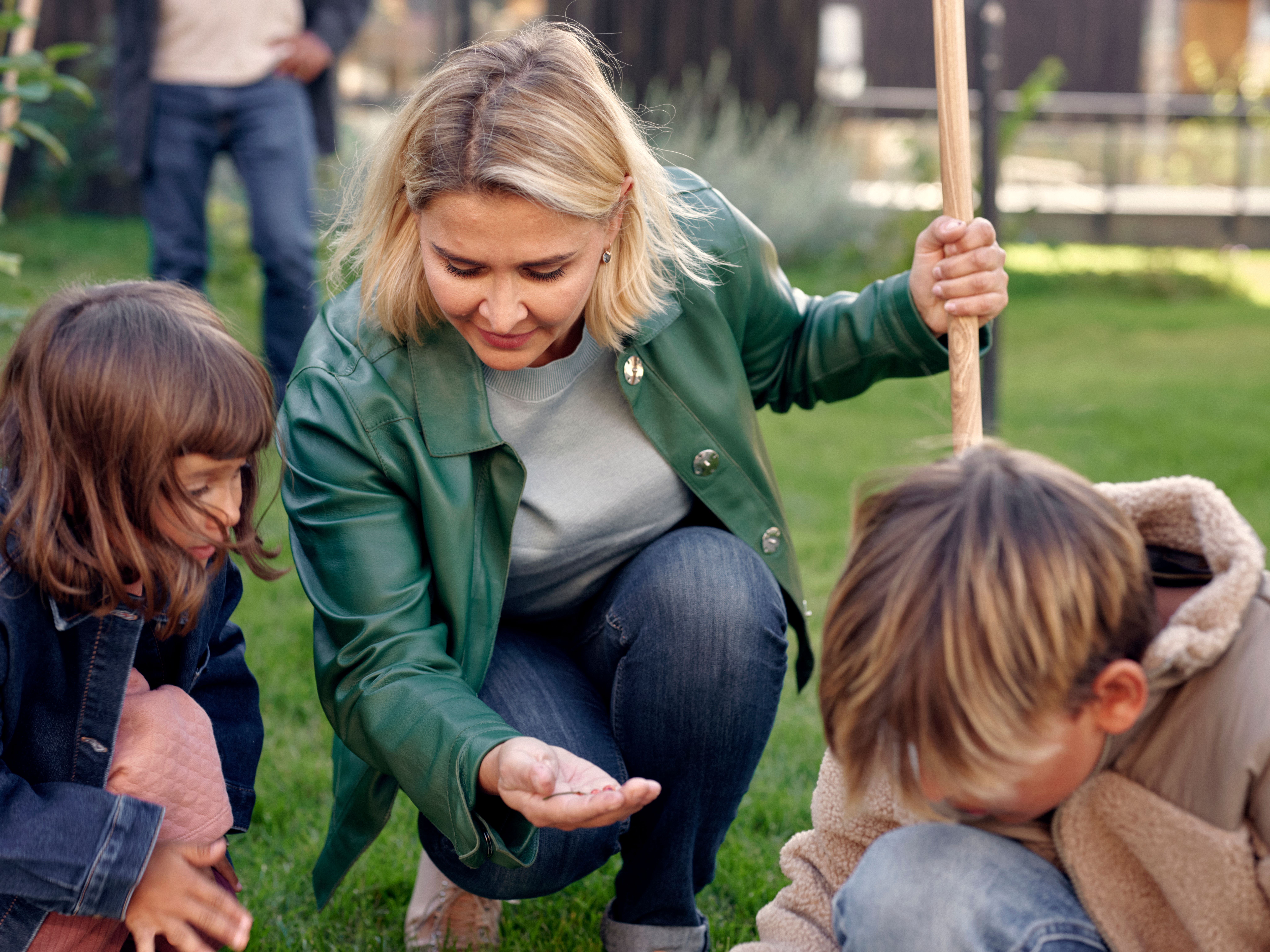 En mor og to barn gjør hagearbeid