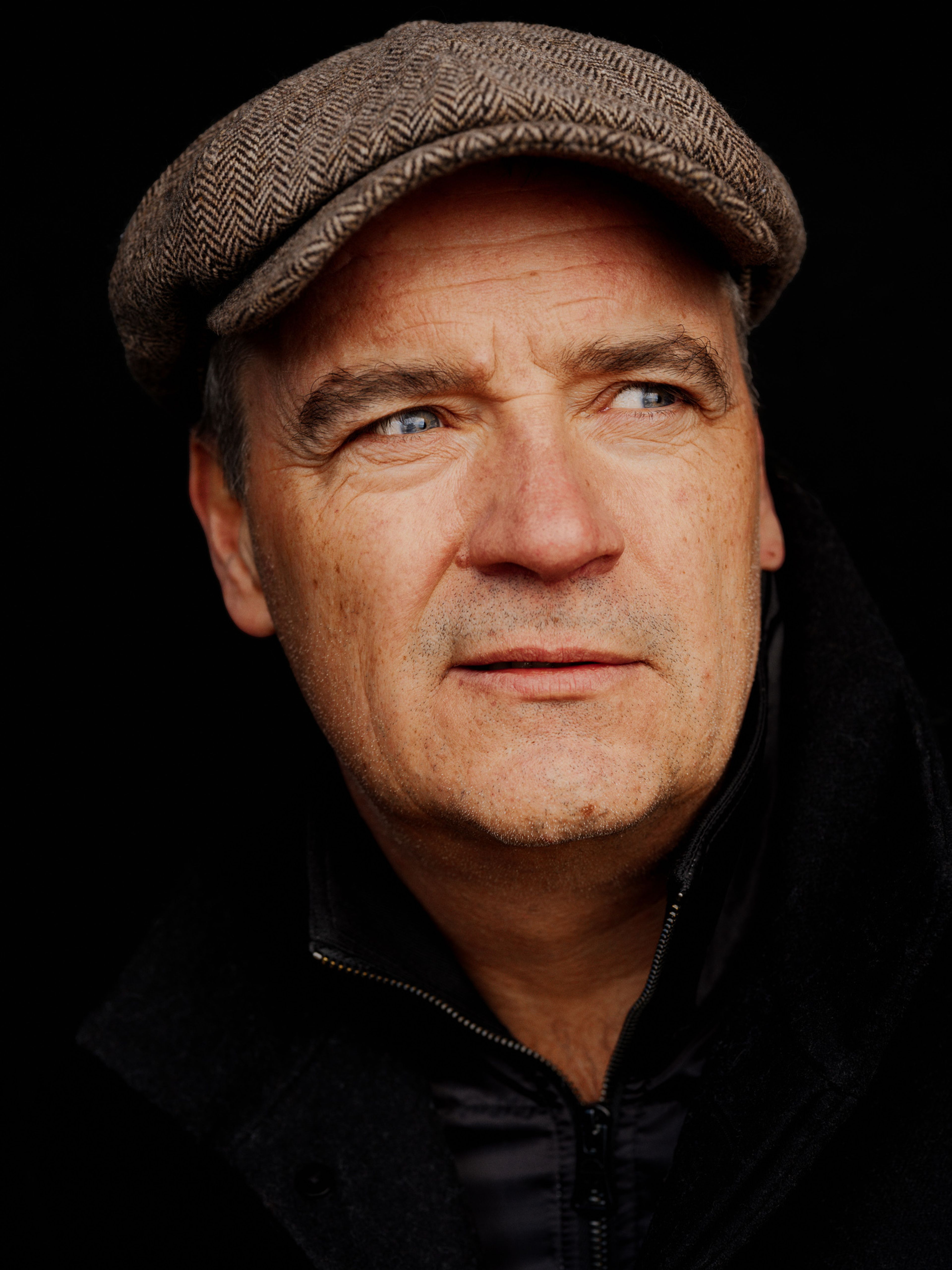Nærbilde av Odd René Andersen med six pence og svart jakke.