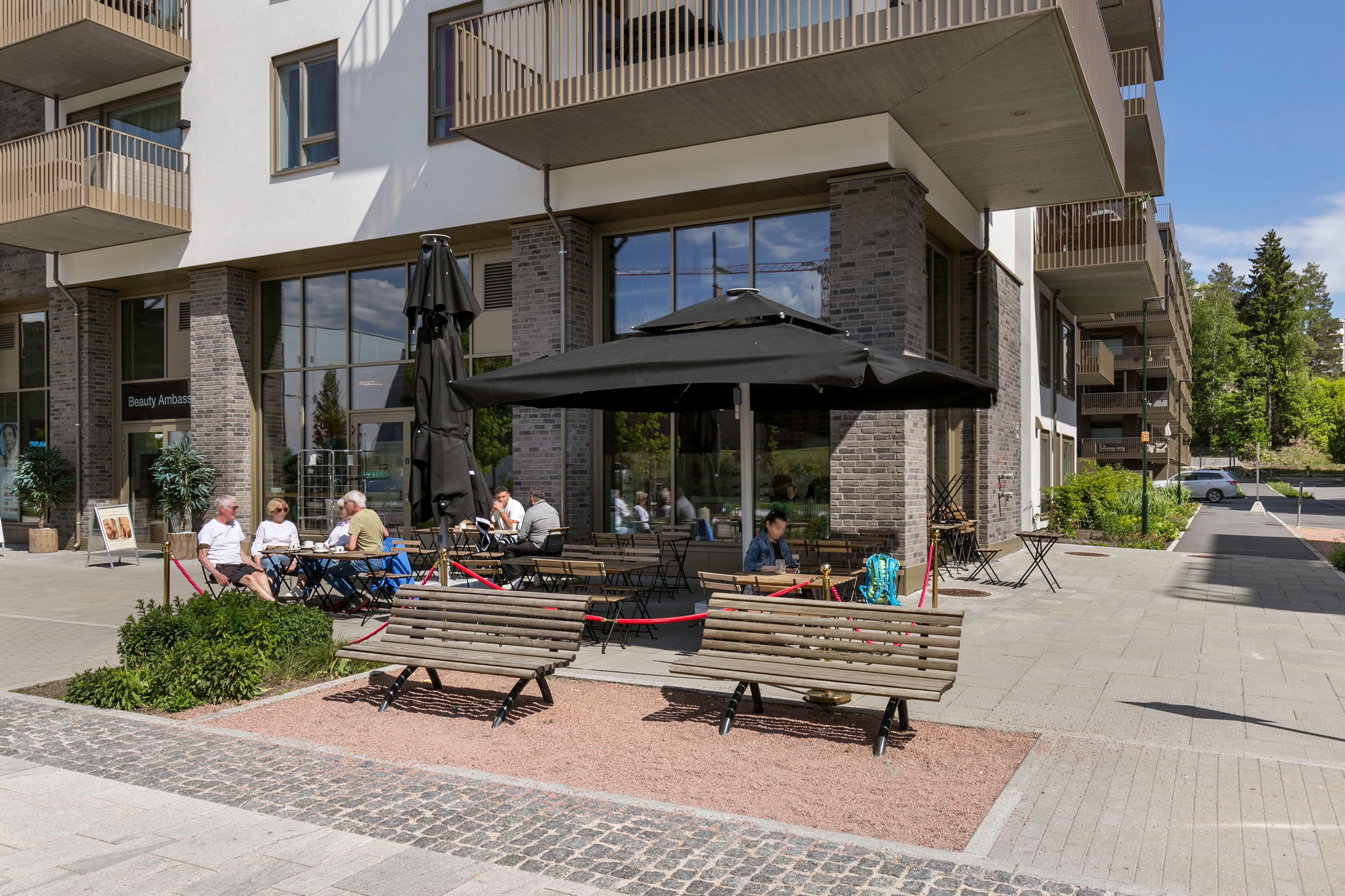 Uteservering og restaurant langs Skårersletta.