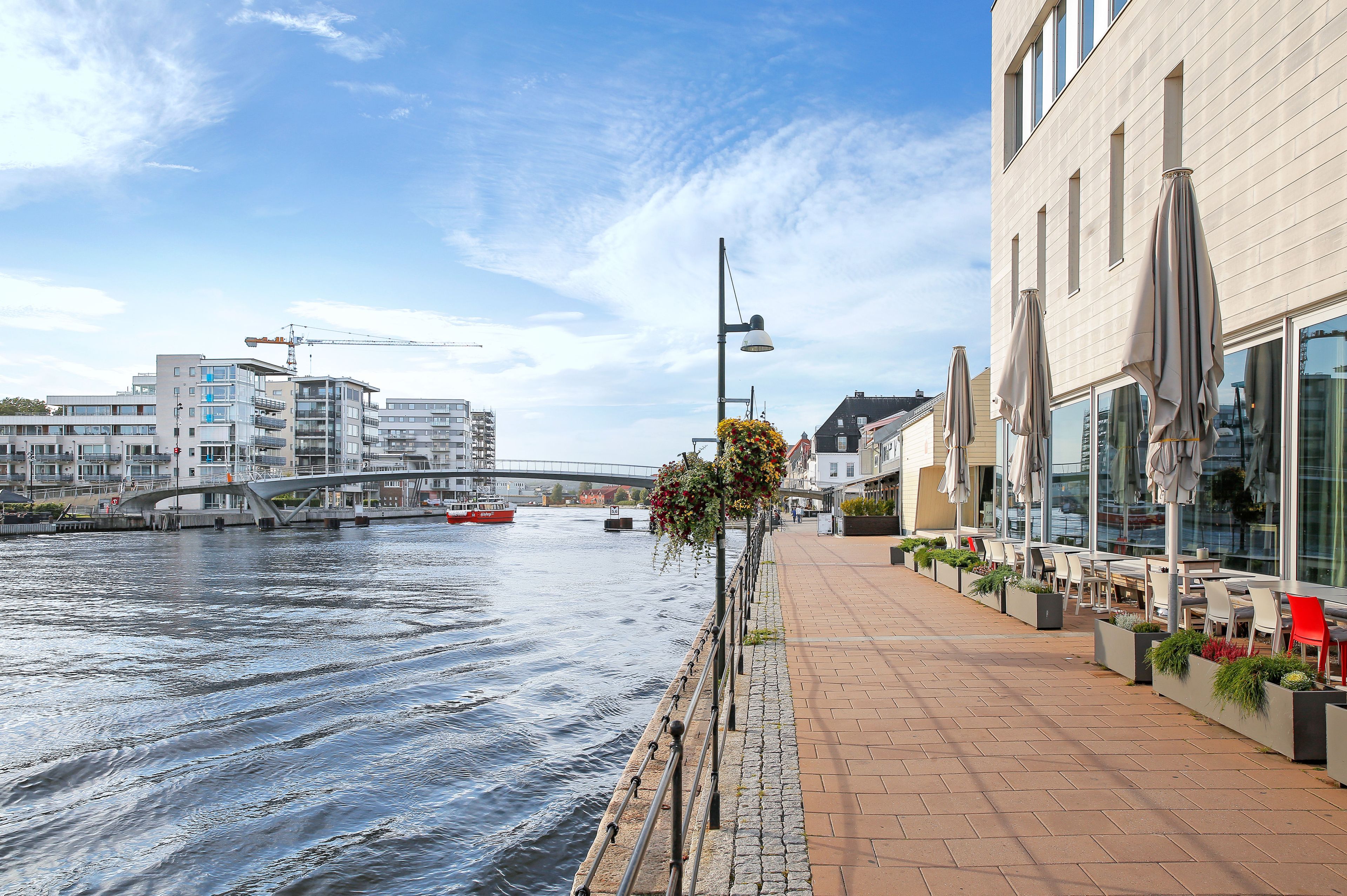 Bilde fra bryggepromenaden i Fredrikstad på en sommerdag.