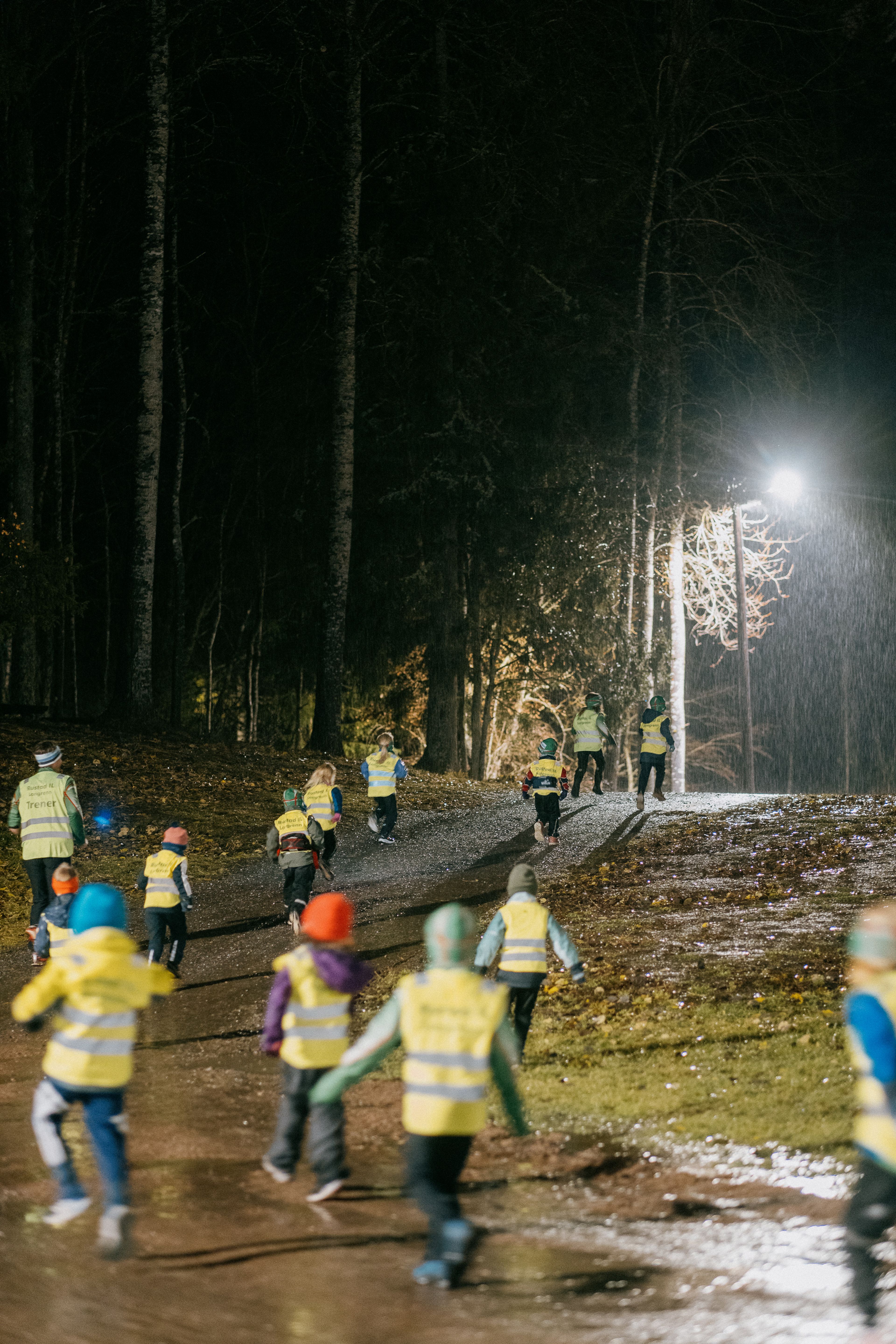 Barn løper innover i skogen