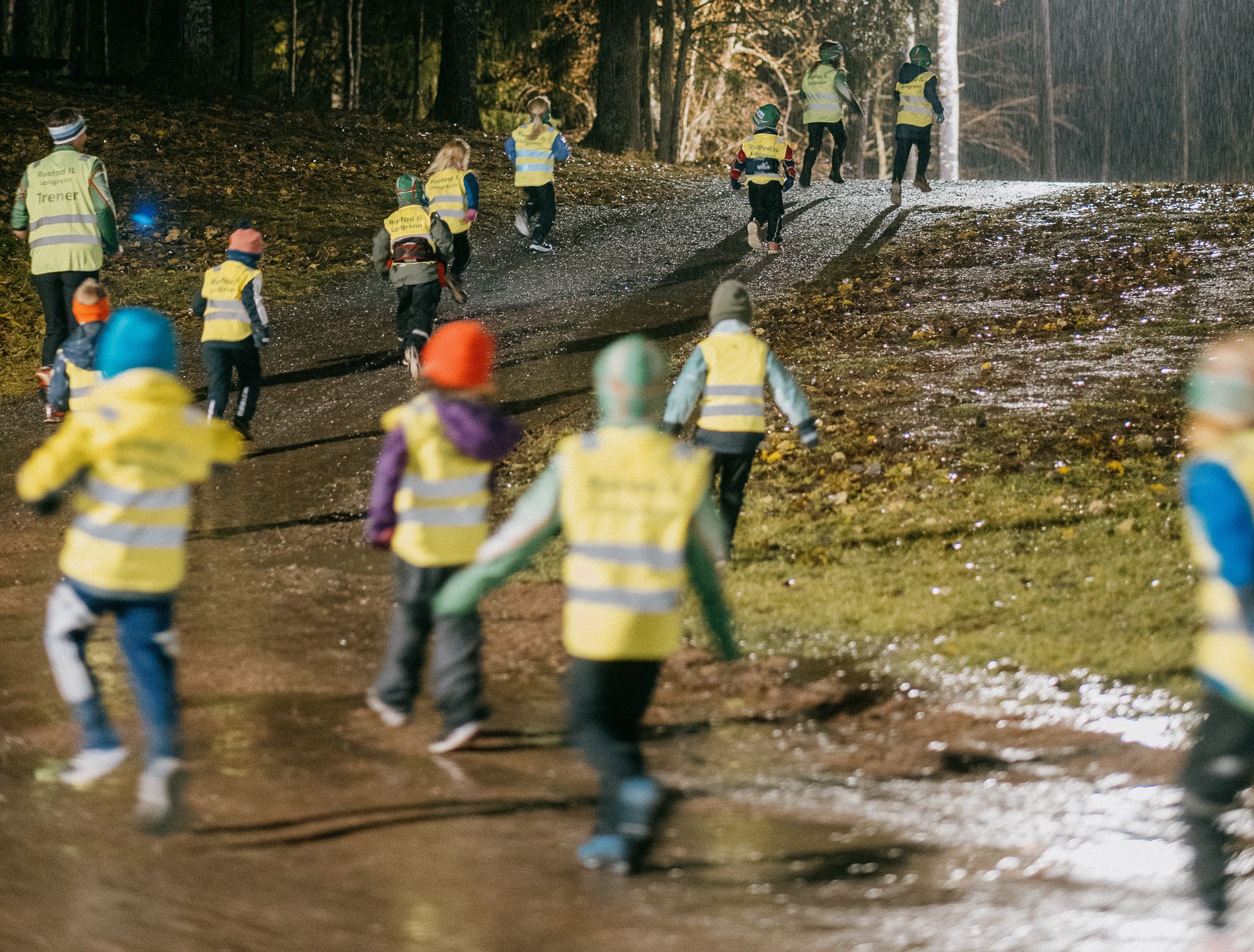 Barn løper innover i skogen