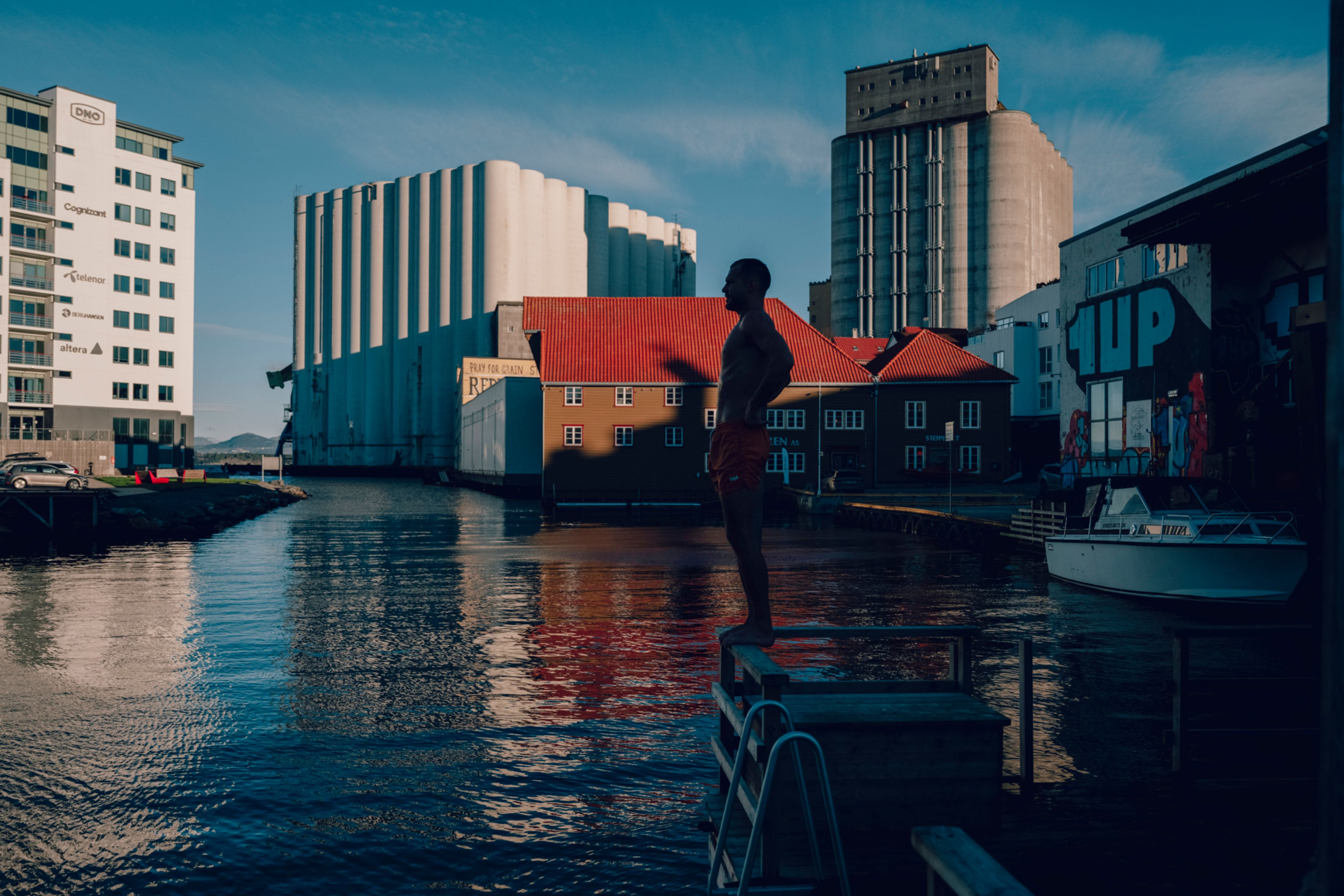 Foto av mann som skal bade på Badedammen Brygge.