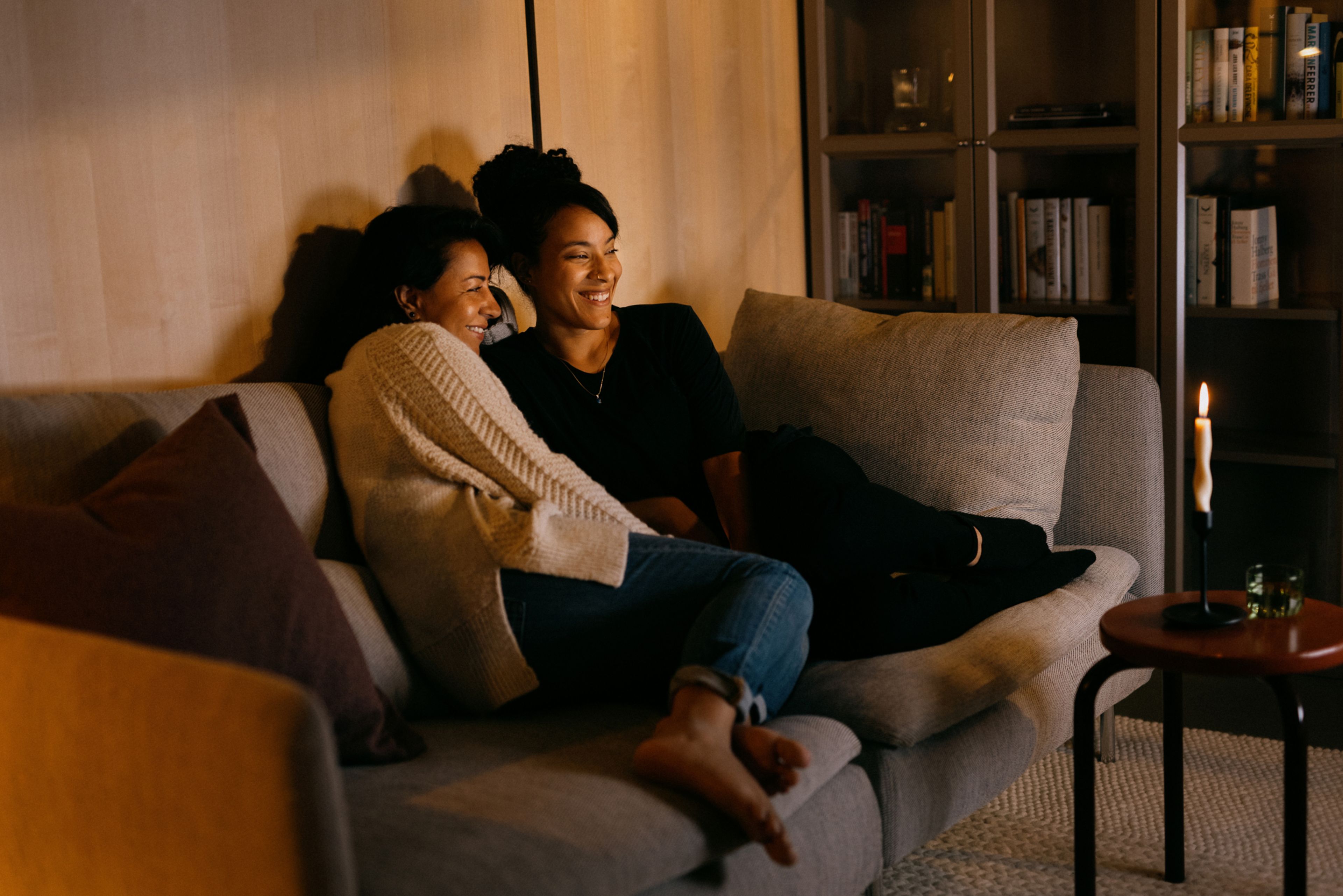 Foto av to kvinner som ser på tv i en sofa i OBOS Living Lab