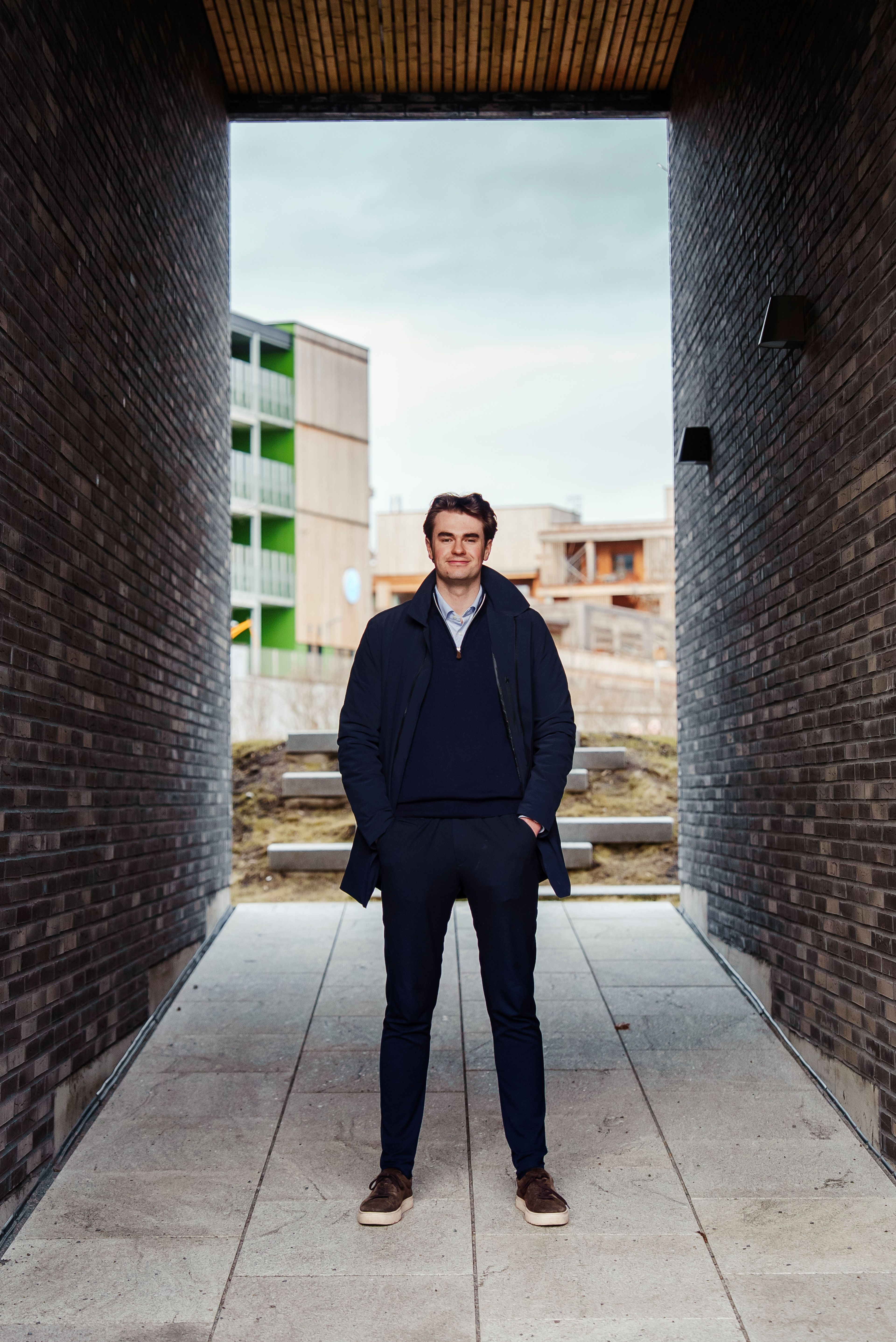 Oskar som står mellom nybyggene i Storøykilen på Fornebu.