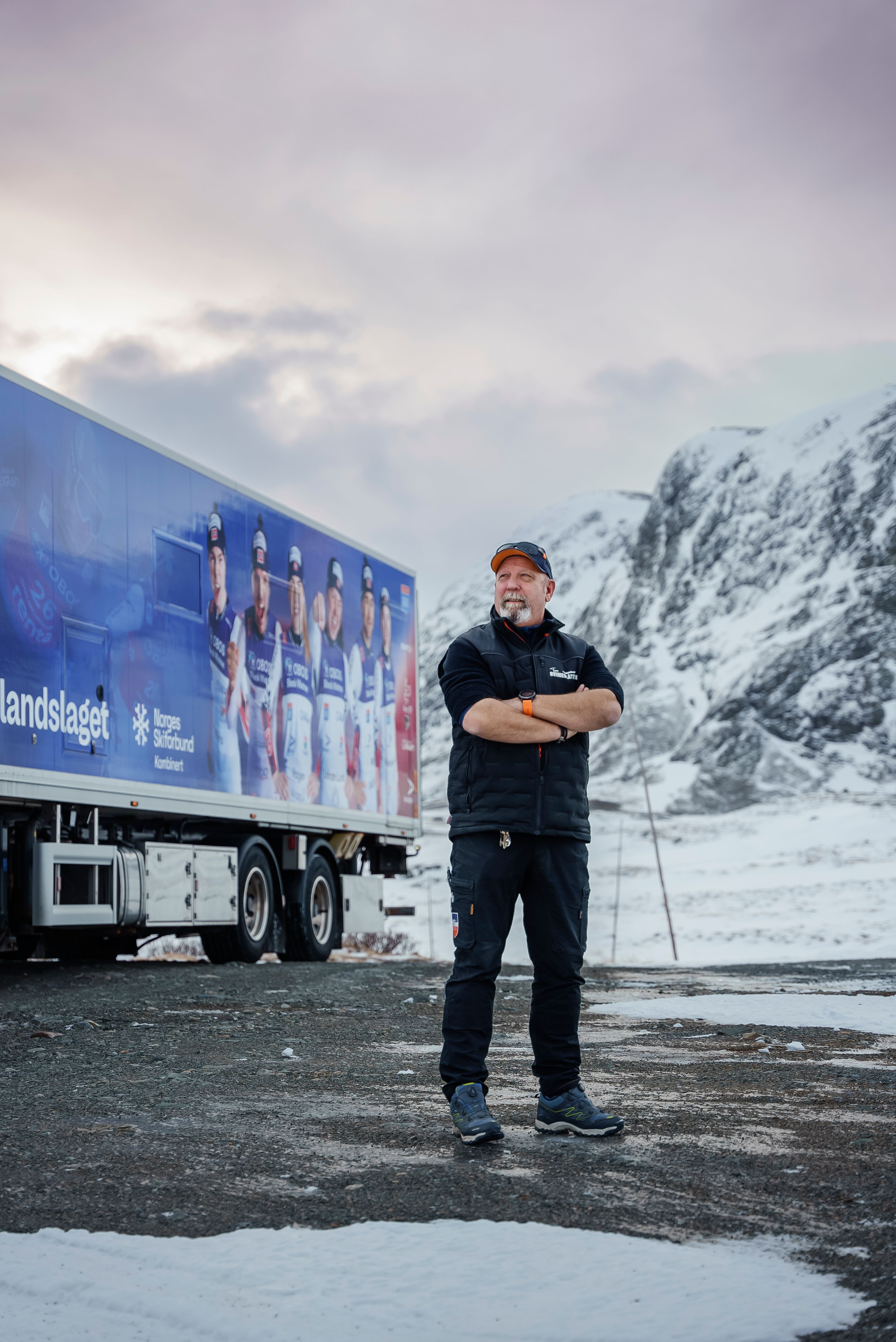 Henrik Algarhmeim med armene i kors foran smøretraileren utendørs.