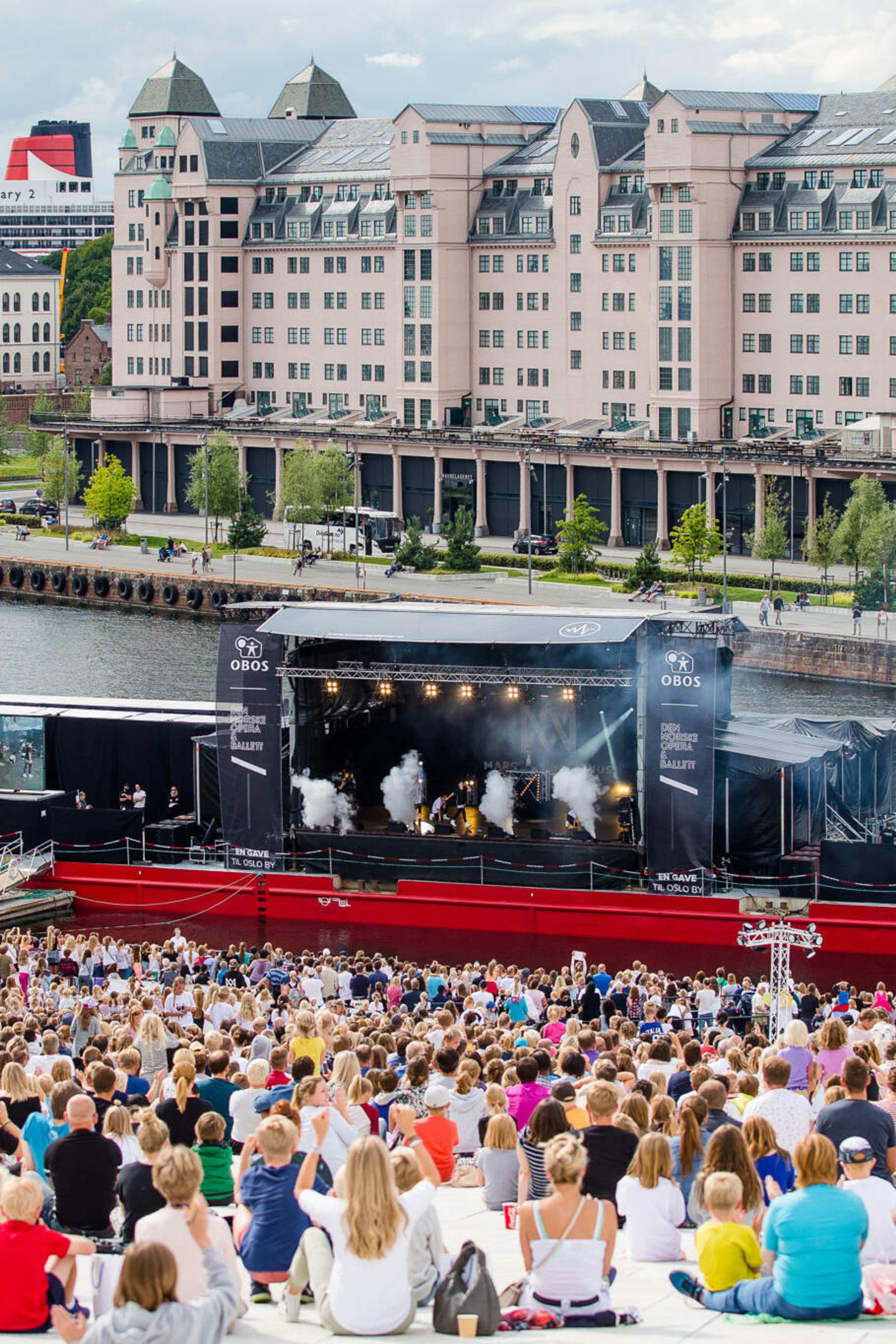 Publikum på operataket og en scene midt på vannet.