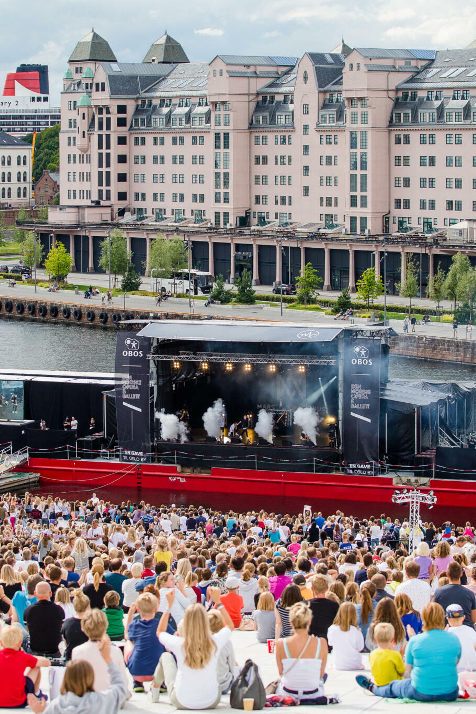 Publikum på operataket og en scene midt på vannet.