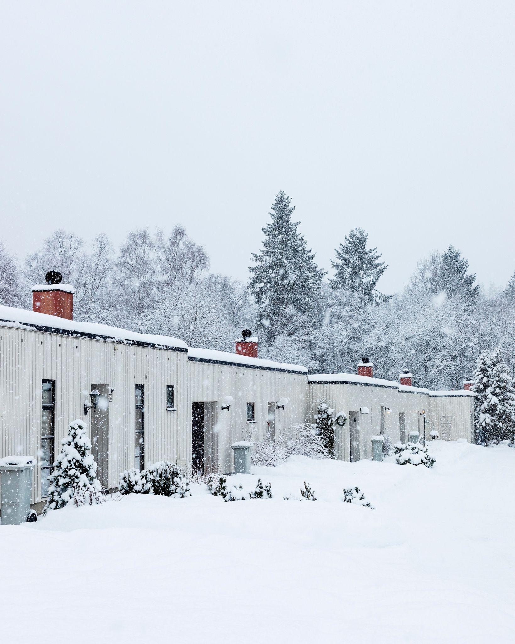 Fotografi av et atriumhus i alonsjo borettslag på ammerud på vinterstid