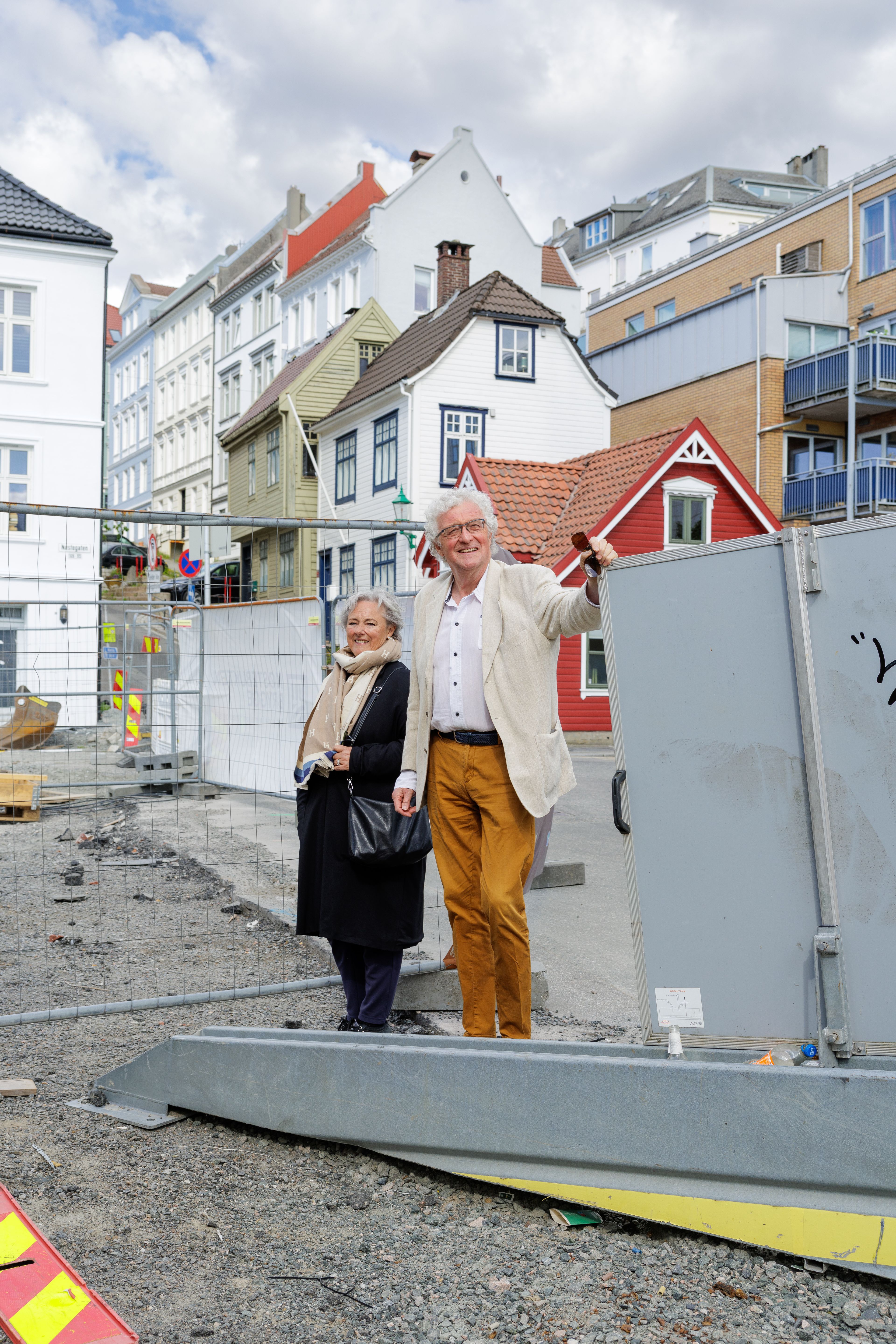 Edna og Øyvind står og speider utover byggeplassen til Nøstebukten Brygge
