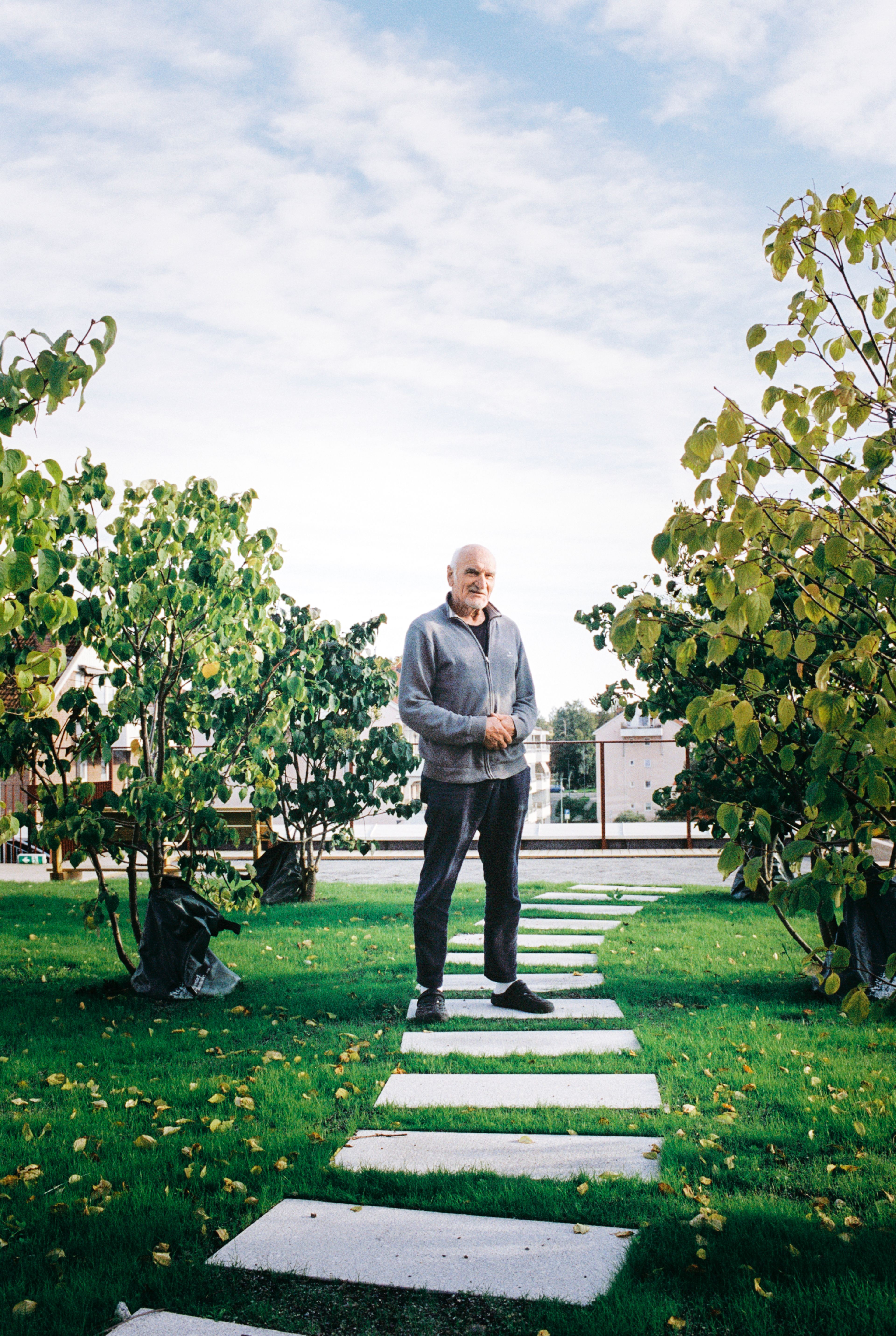 Bilde av Reidar i et frodig grøntområde.