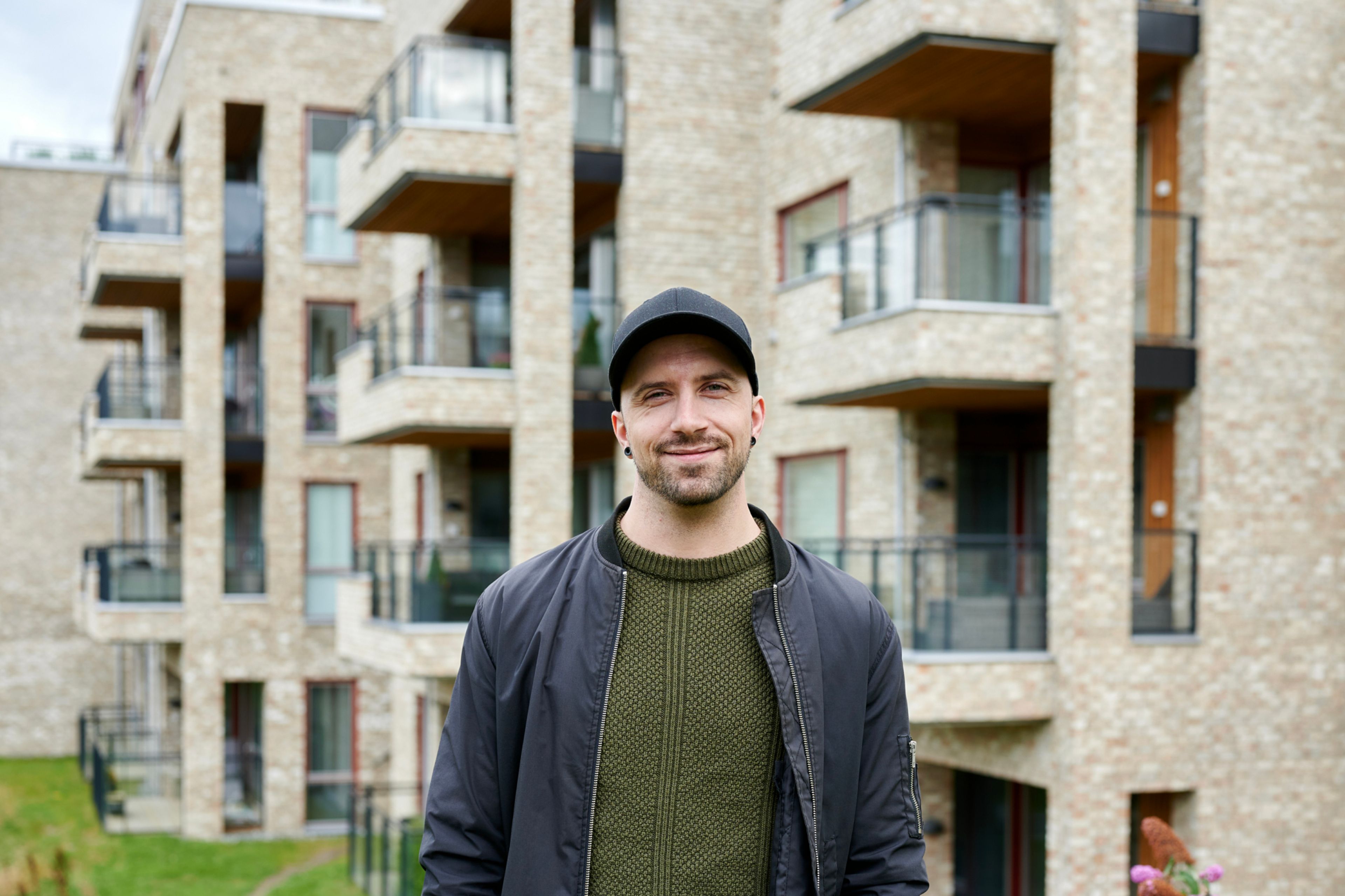 Foto av Kim-Leander foran et boligprosjekt