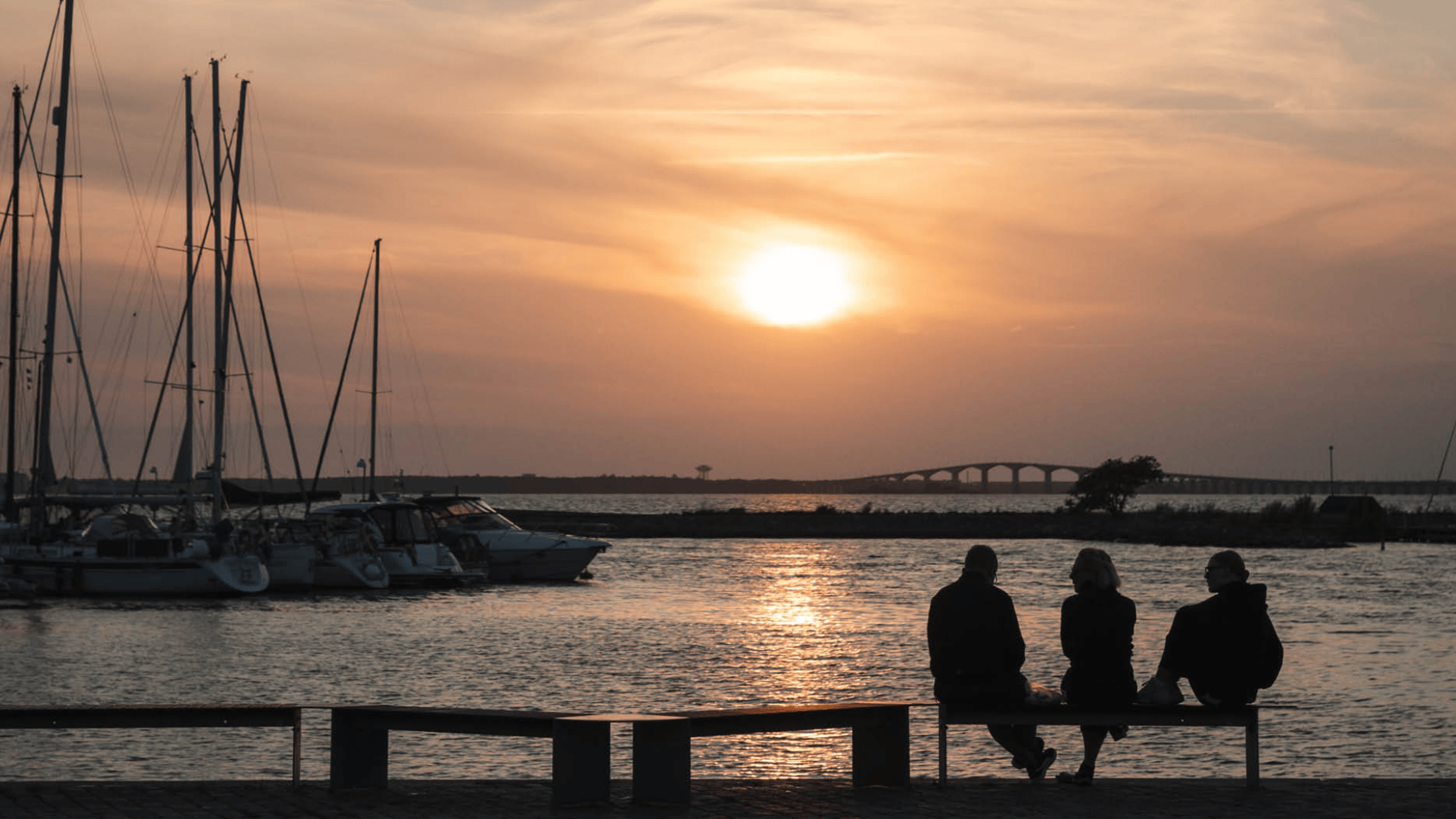 Solnedgång i hamnen