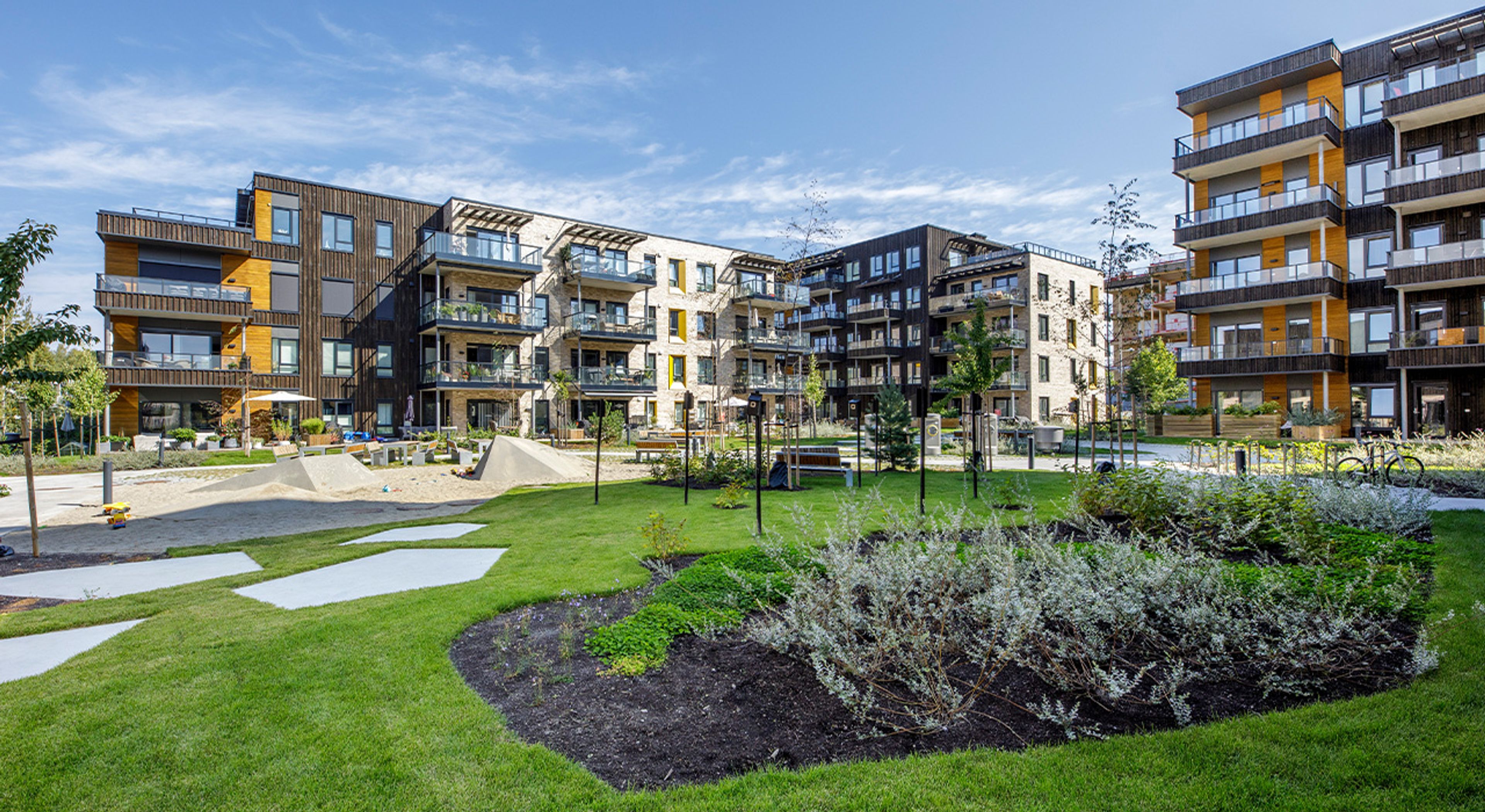 Grønne fellesområder i front av boligbygg Oksenøya.
