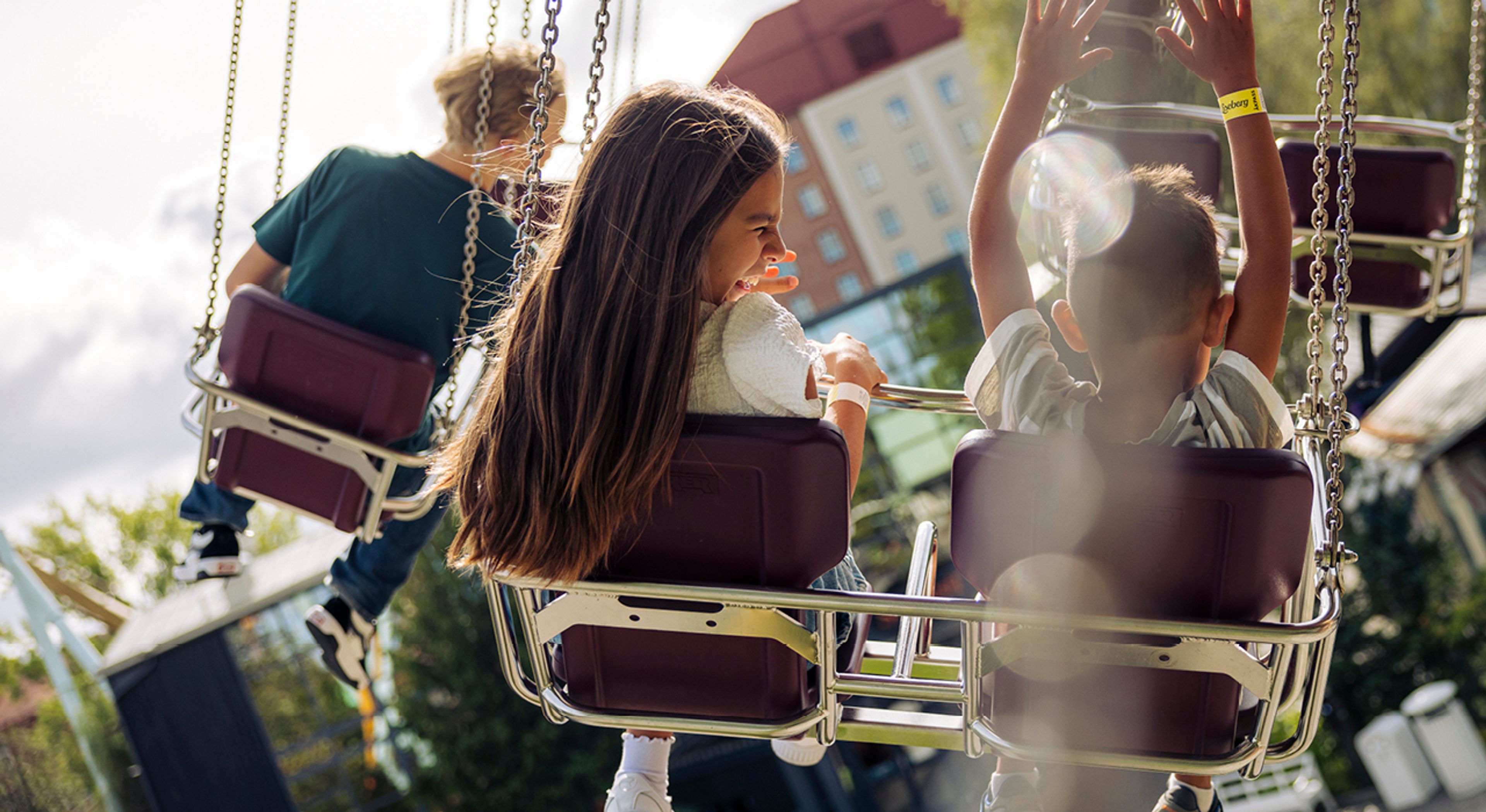 Två skrattande barn på Liseberg