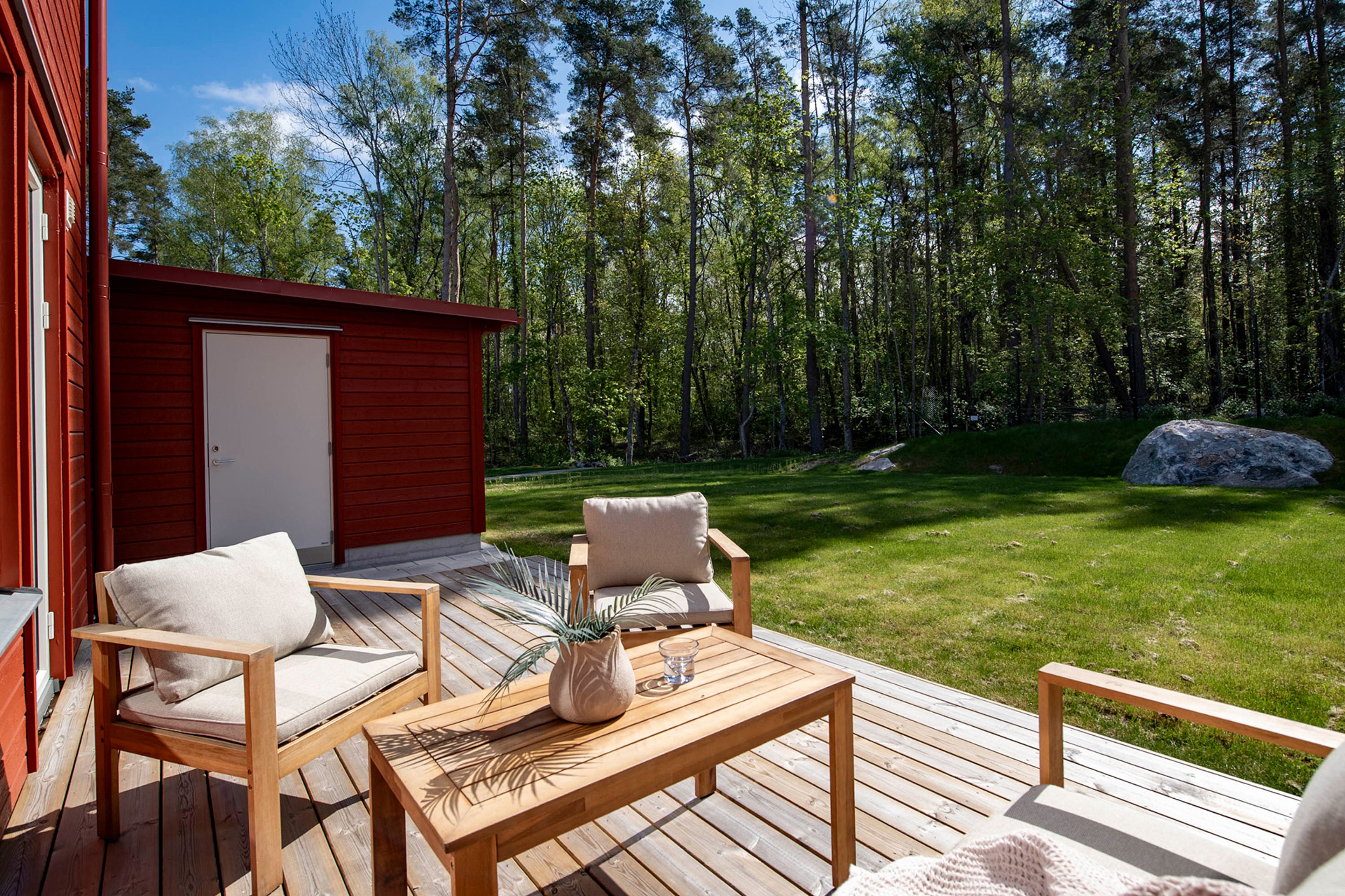 Uteplats med gott om plats för härliga sommarkvällar