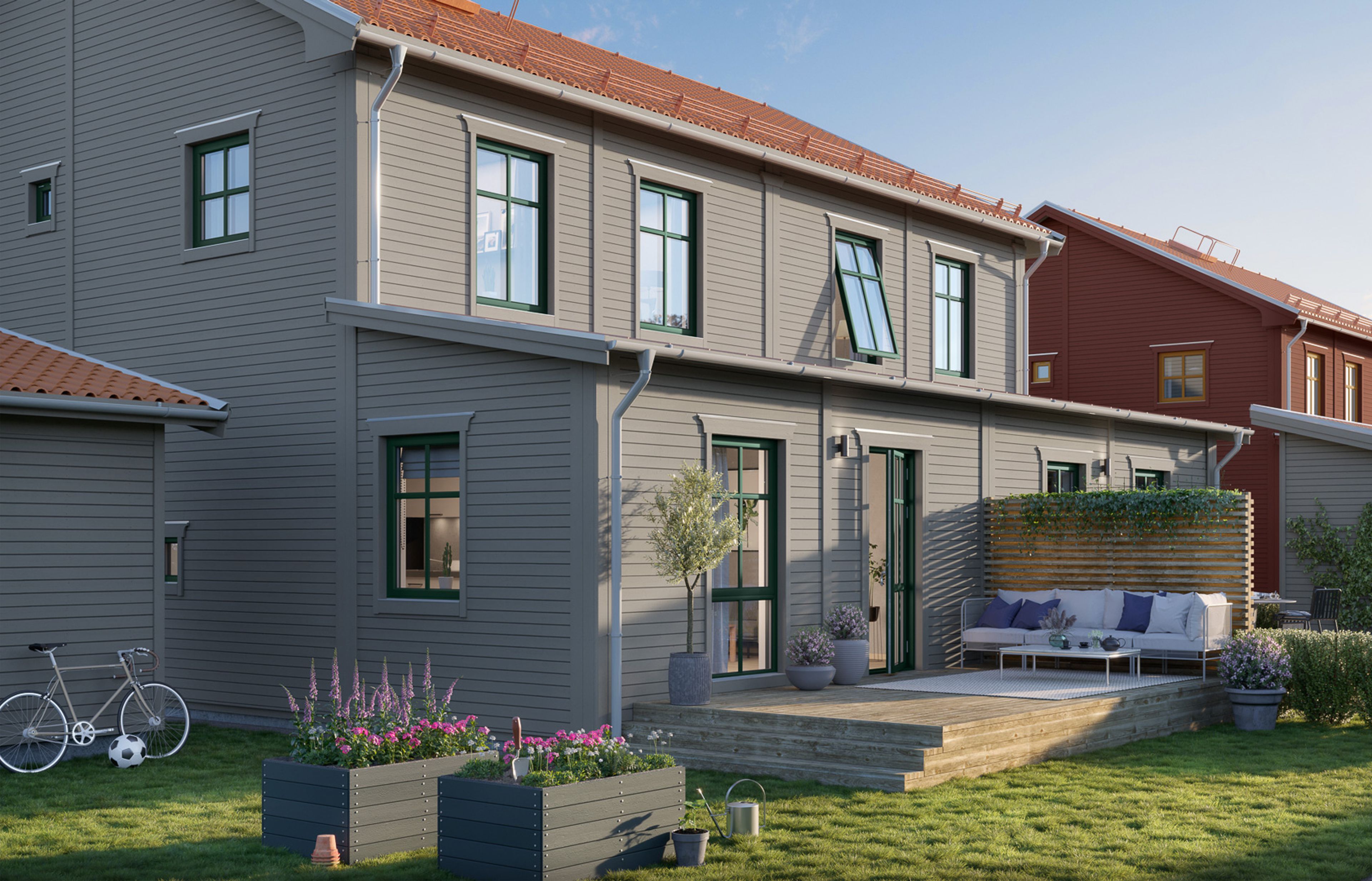 Illustration av ett grått parhus i trä, med trädgård och altan i solljus