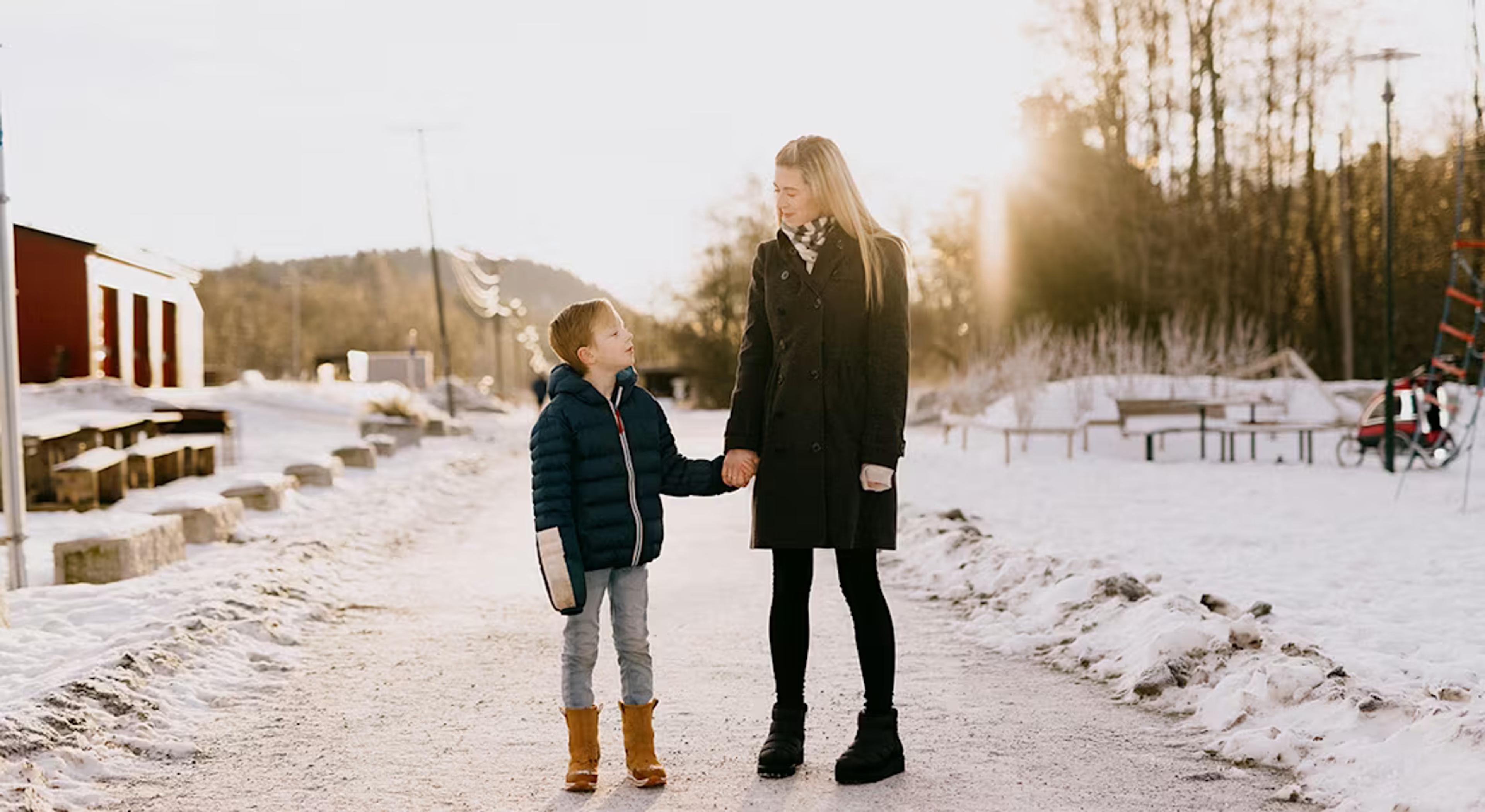 mor og sønn holder hender