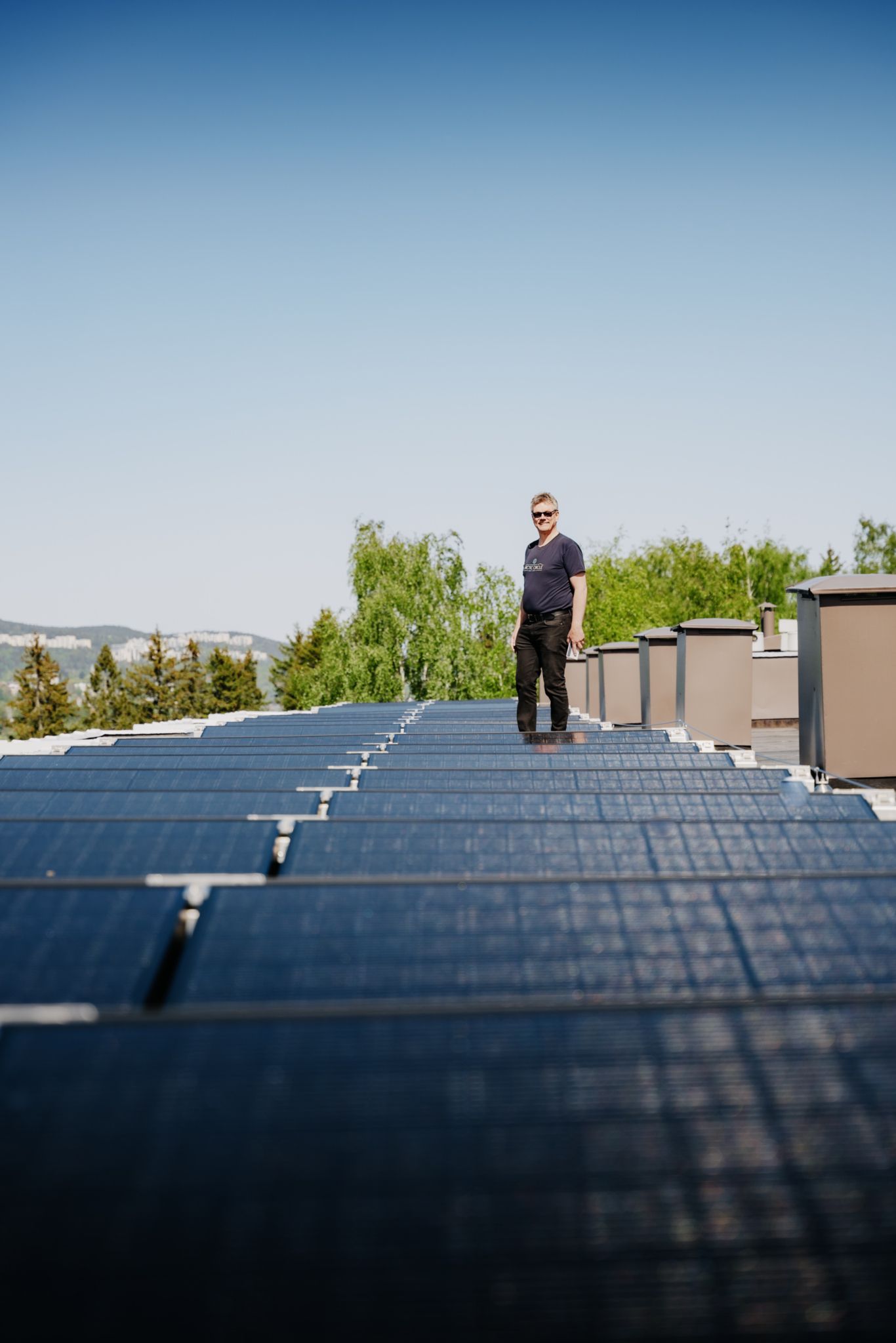 Styrelederen står på solcelletaket