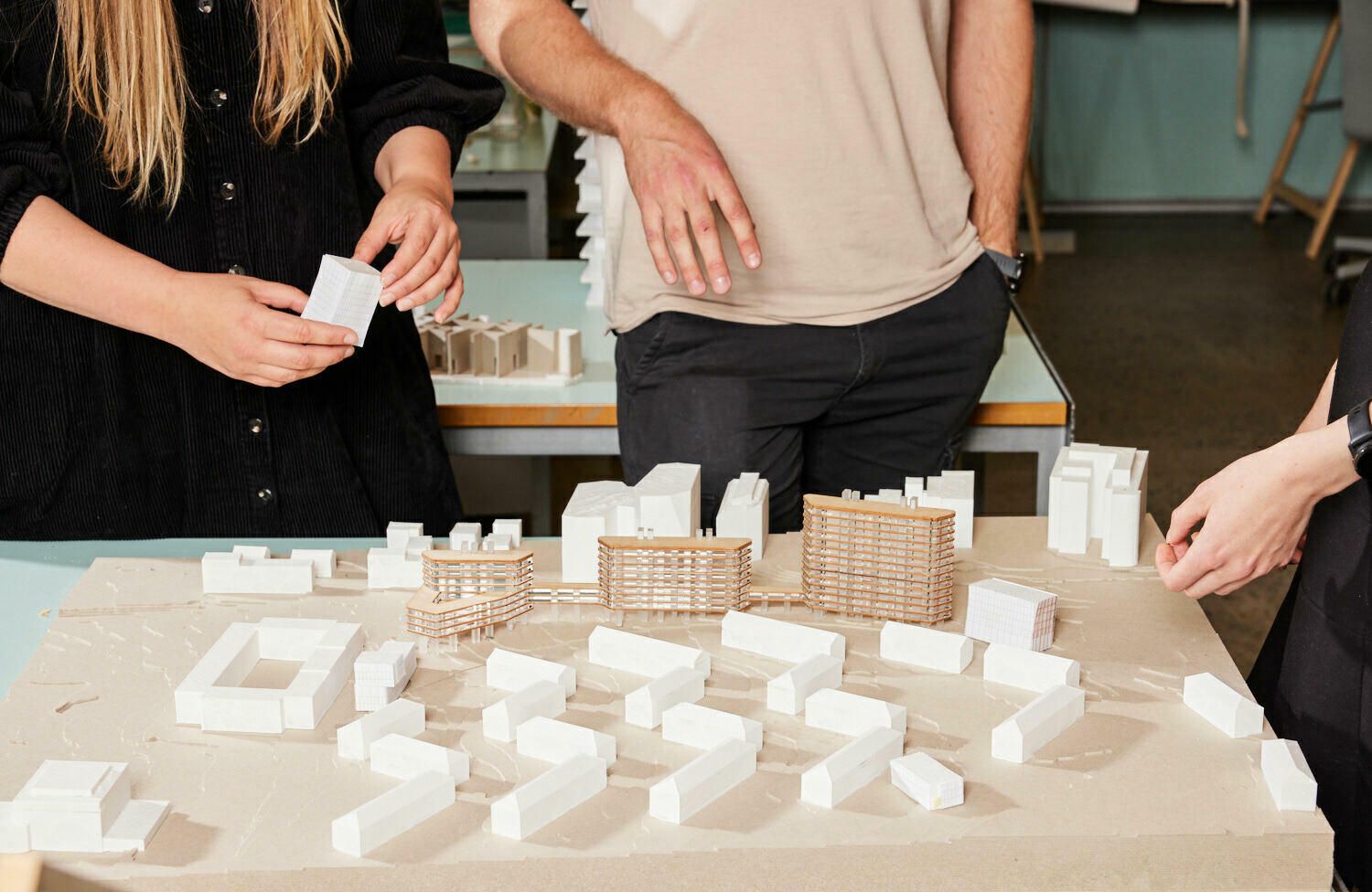 Studentene jobber med modellen inne på arbeidsrommet på AHO.