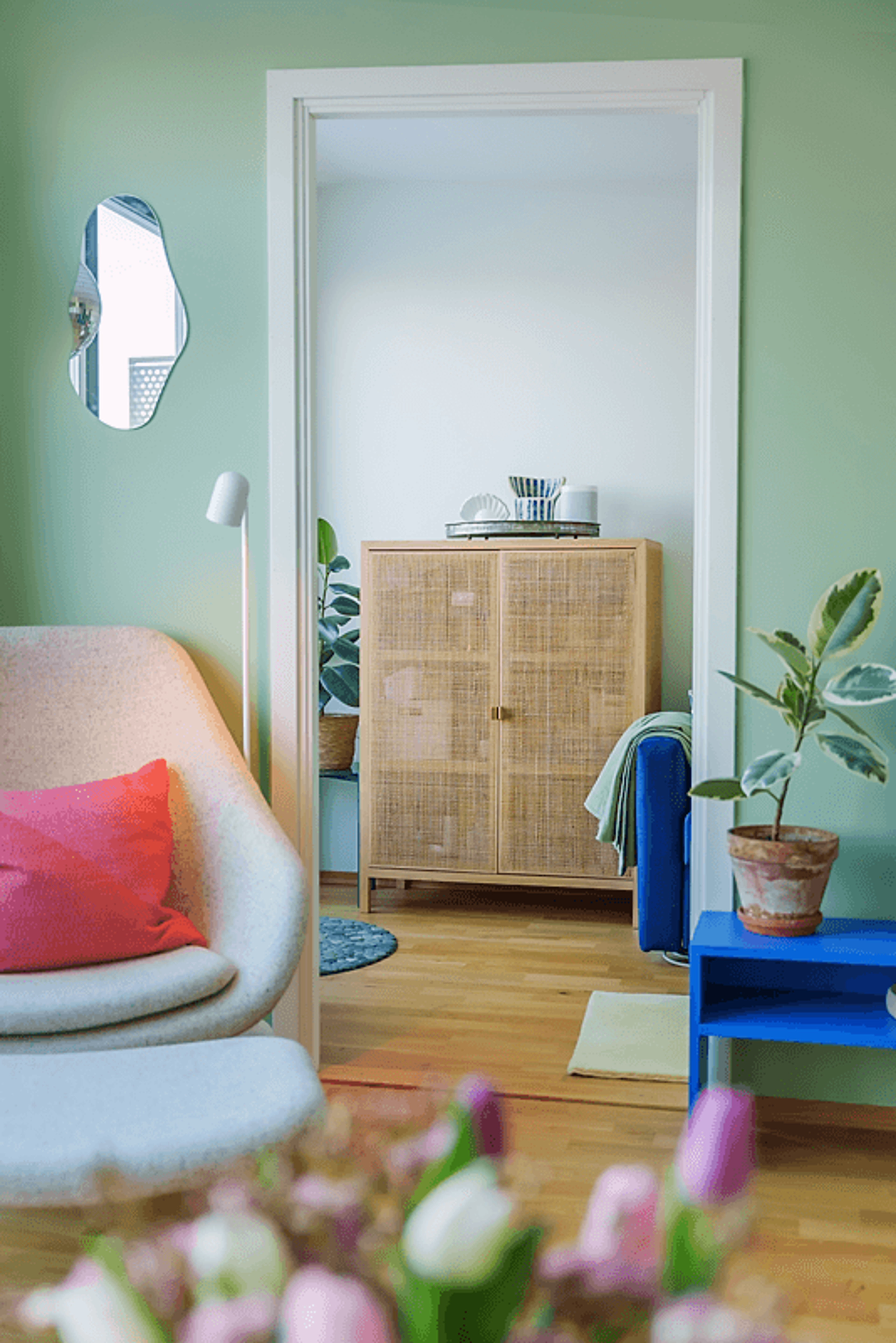 Bilde av stua og en døråpning inn mot et gjesterom