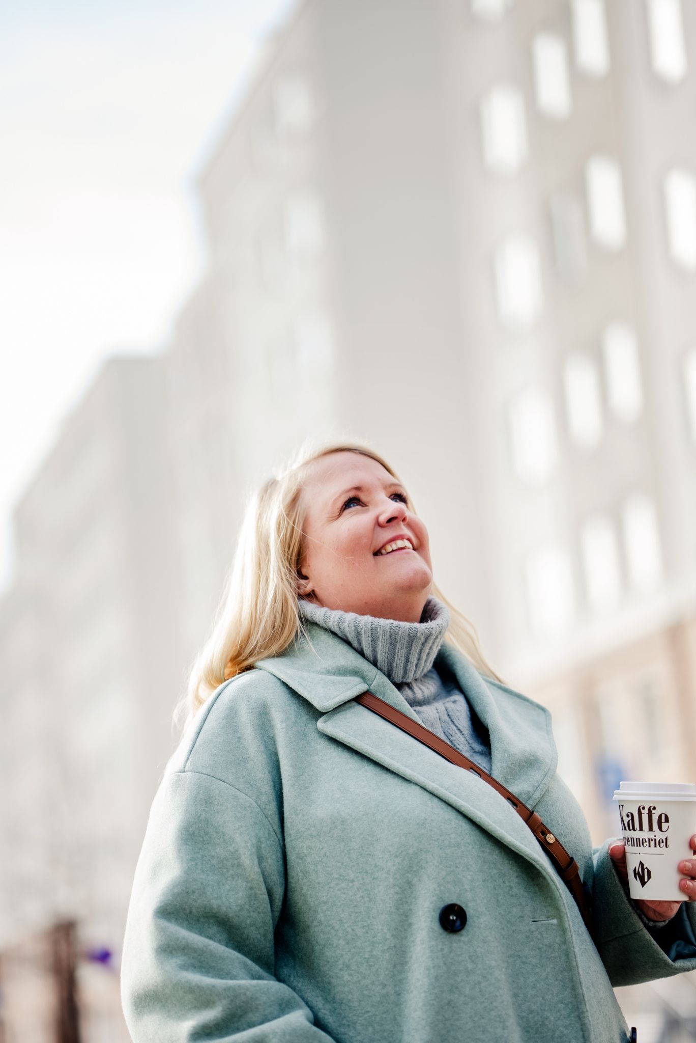 Portrett av Josefin utendørs.