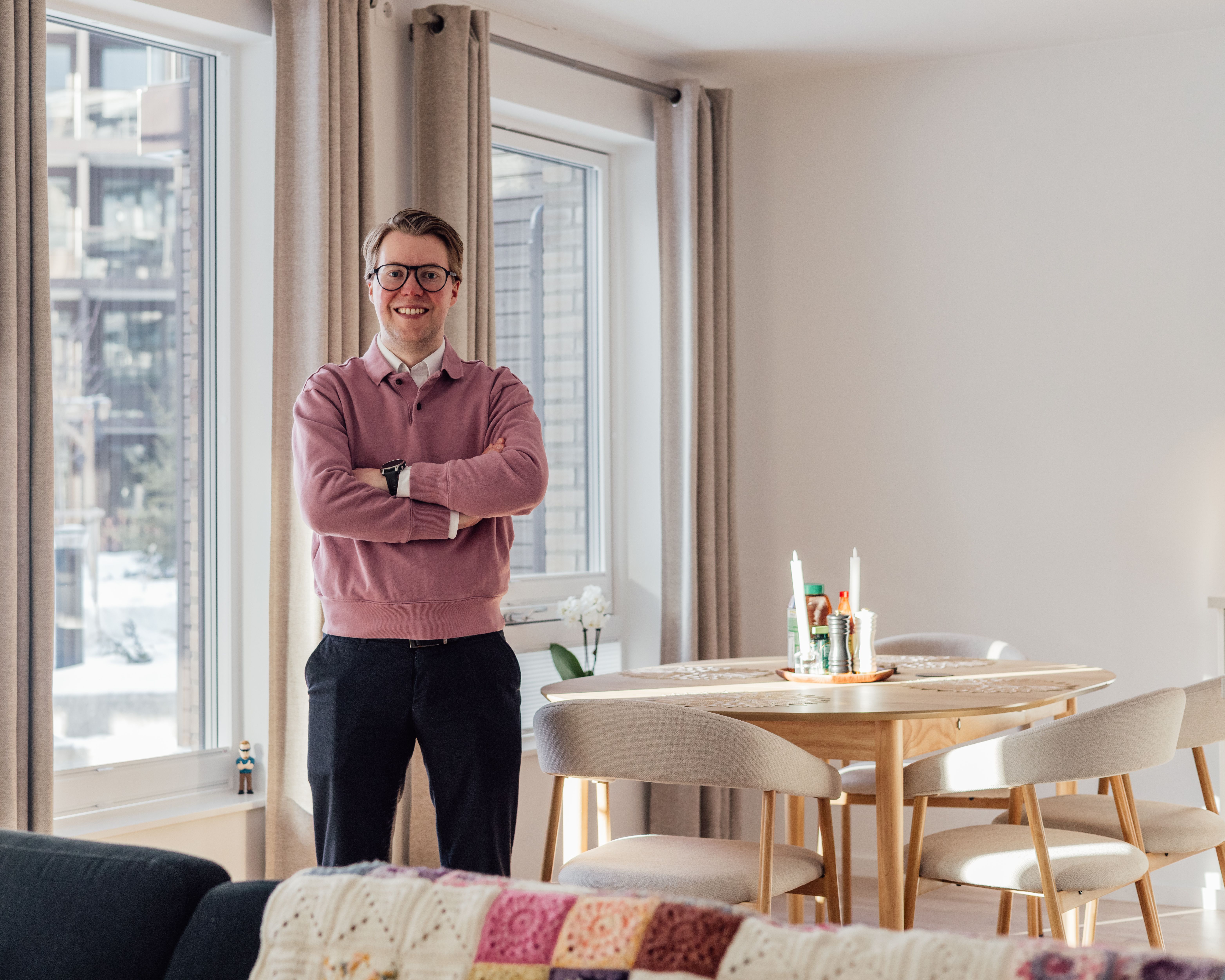 Bilde av en smilende Kim Isak Olsen i profil utenfor blokken han bor i. 