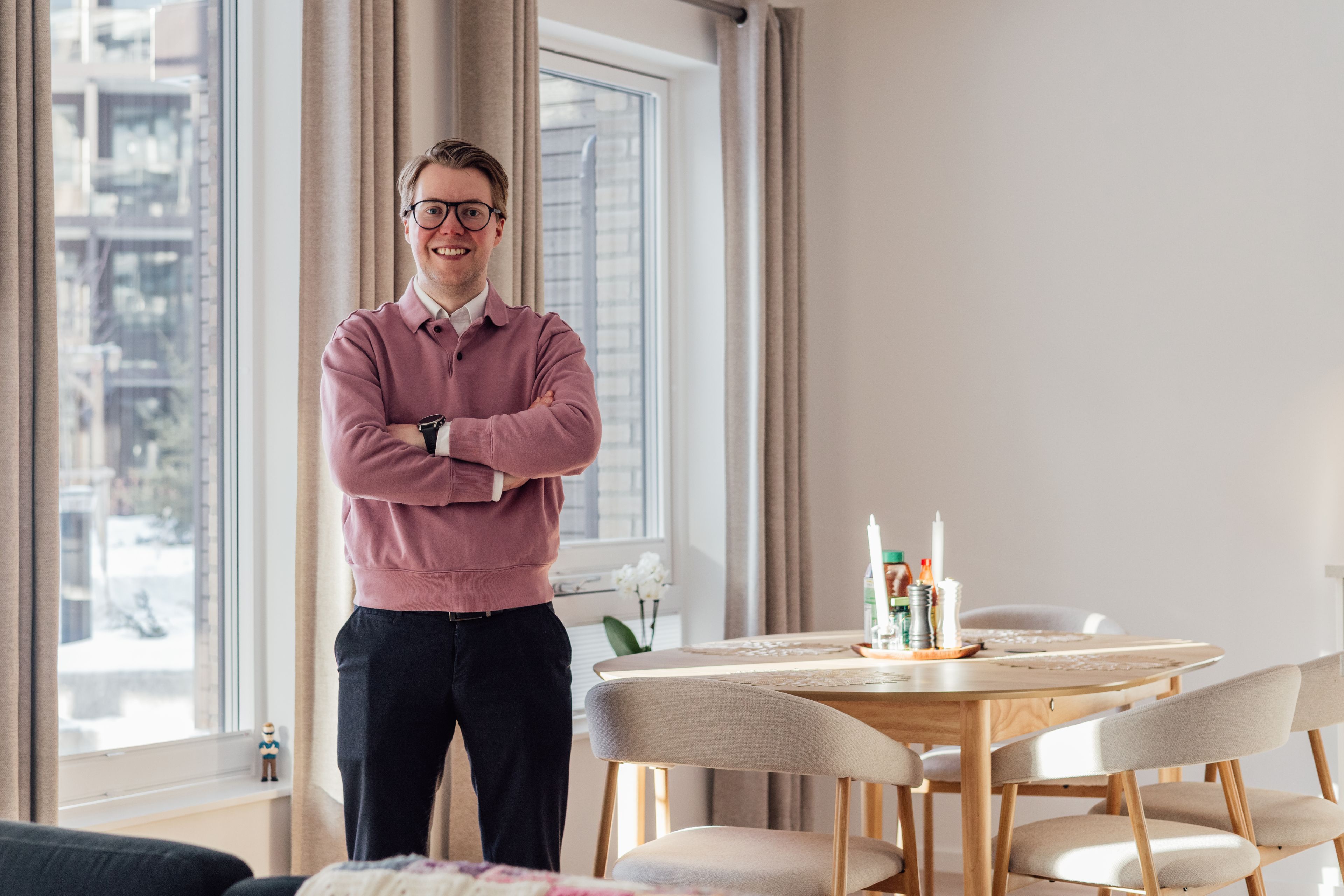 Bilde av en smilende Kim Isak Olsen i profil utenfor blokken han bor i.