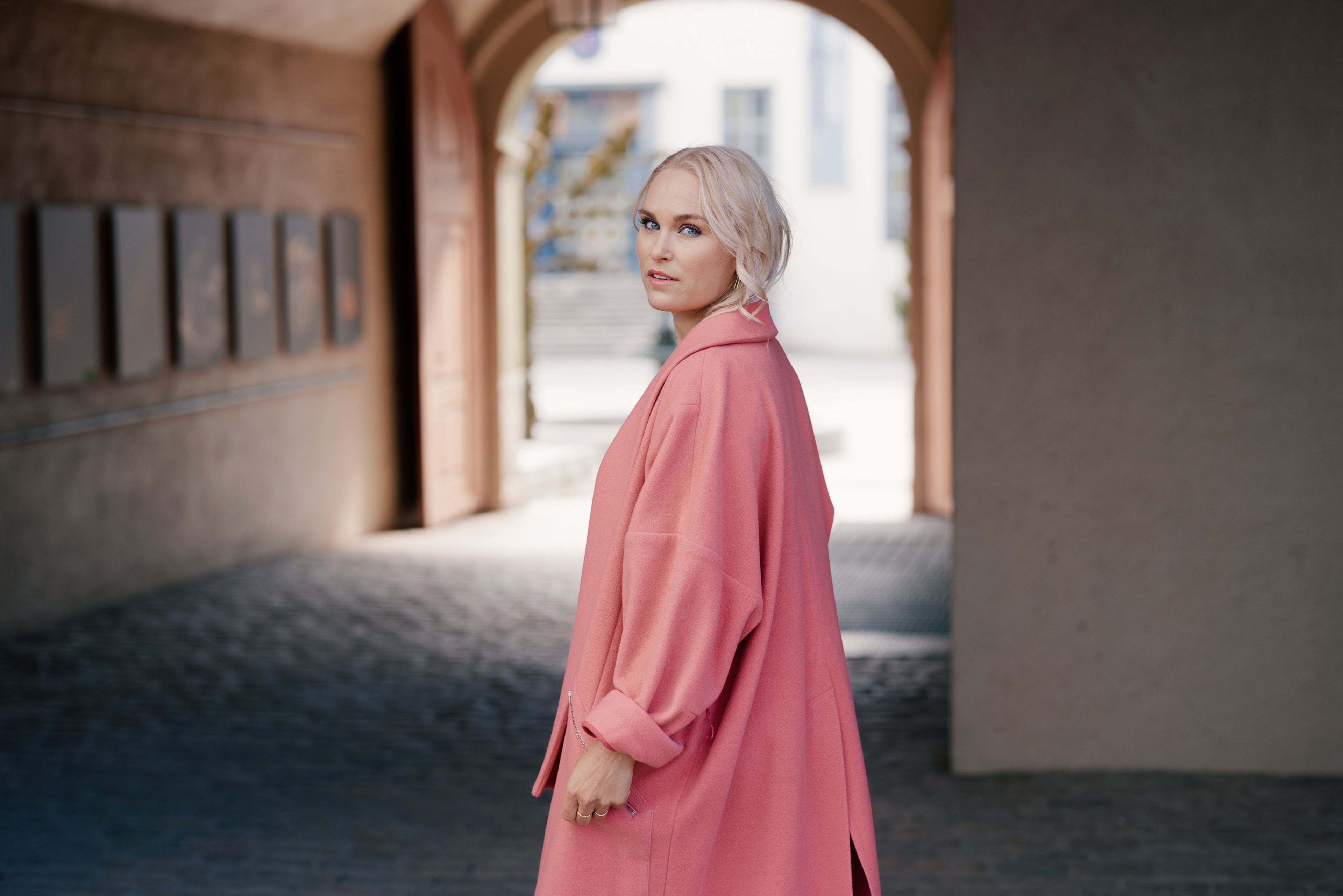 Portrett av Eva Weel Skram med rosa jakke på Folkemuseet.