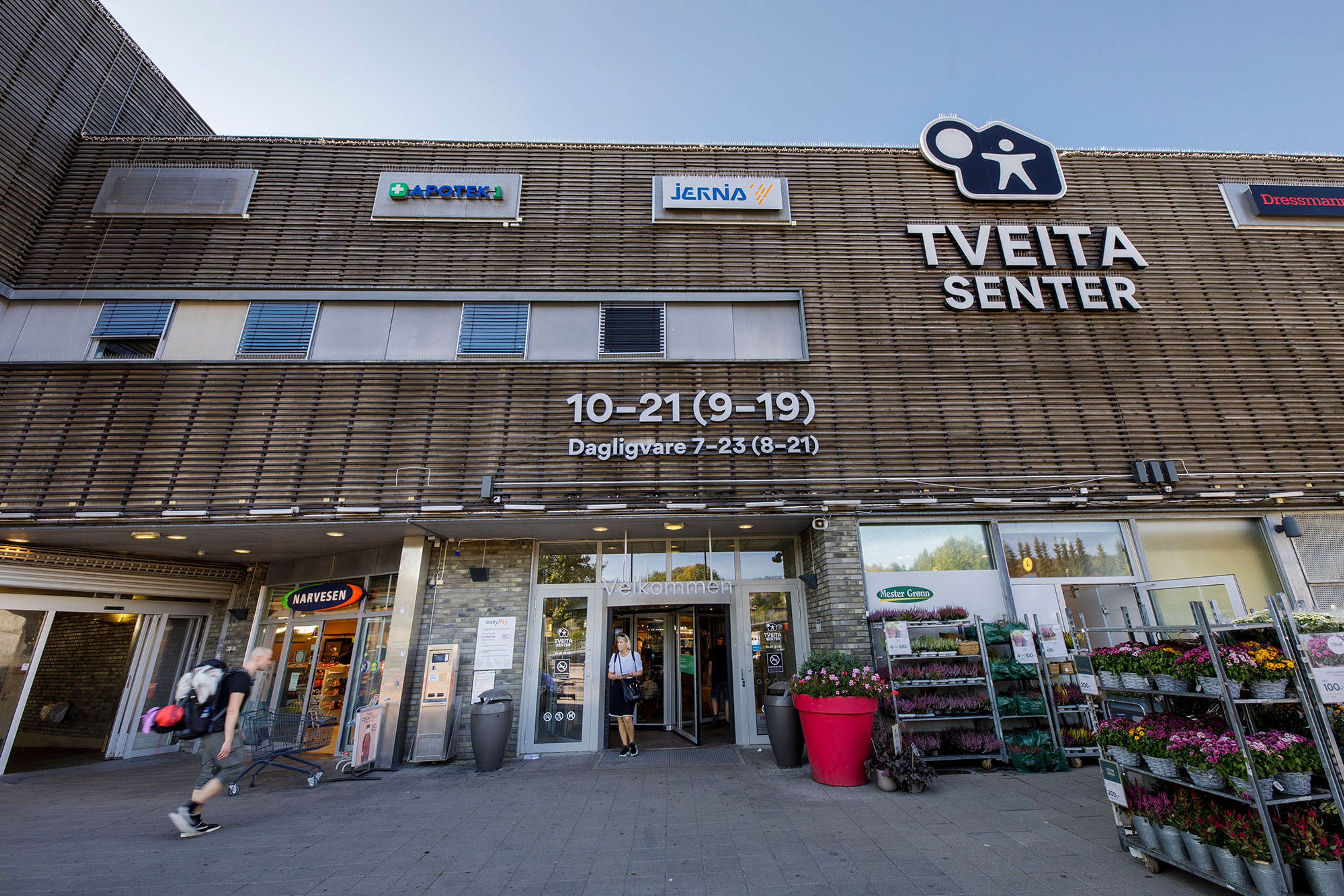 Foto av hovedinngangen og inngangene til blomsterbutikken og kiosken.
