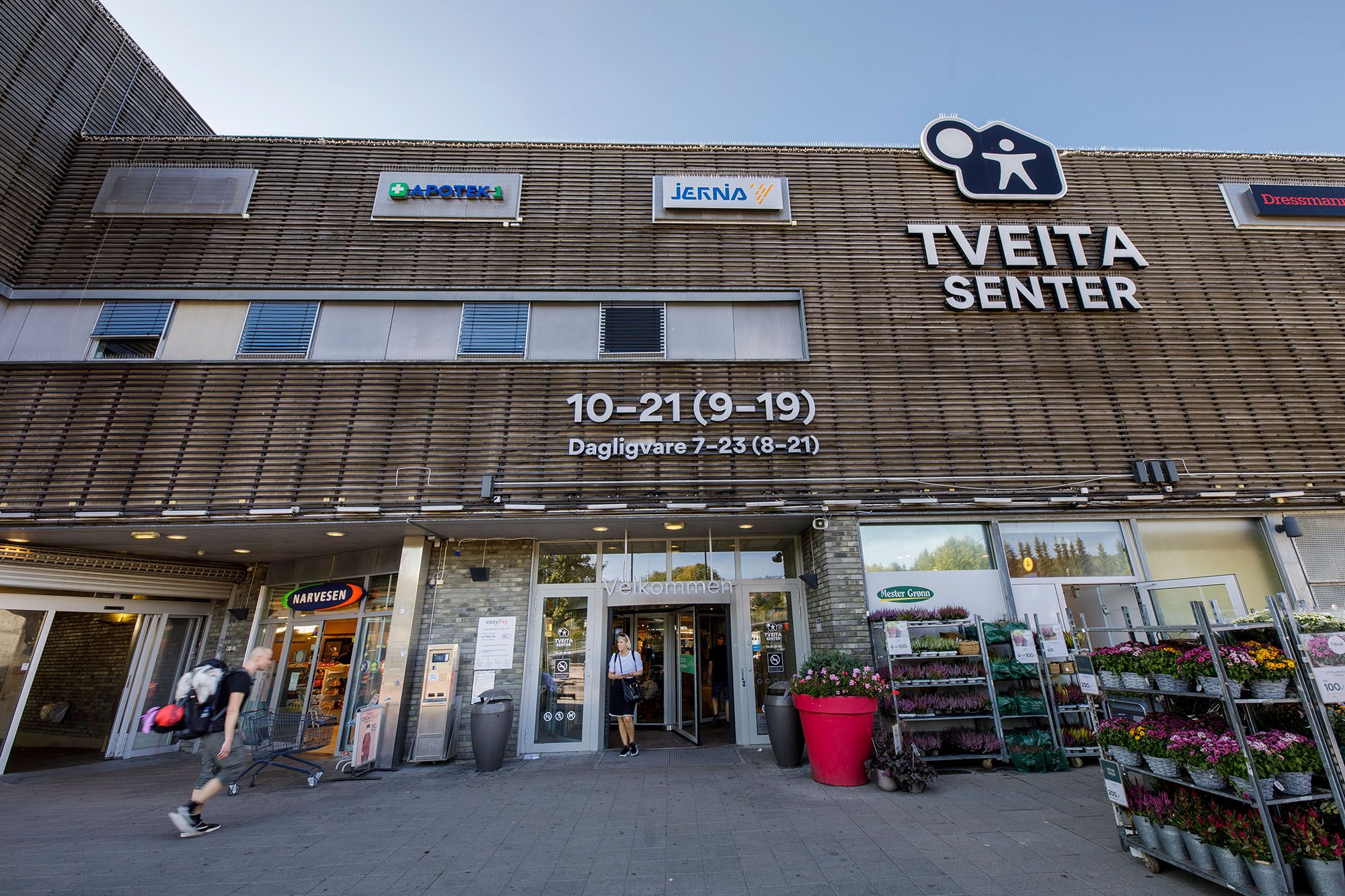 Foto av hovedinngangen og inngangene til blomsterbutikken og kiosken.
