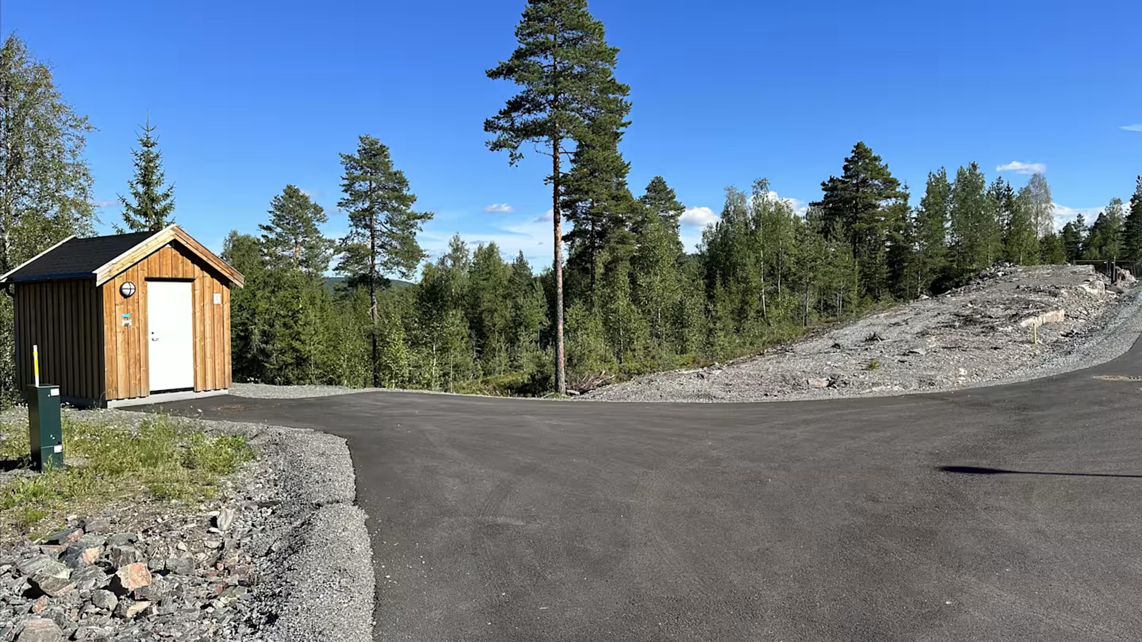 Tomtene leveres med ferdig vann og avløp fram til tomtegrensen.


