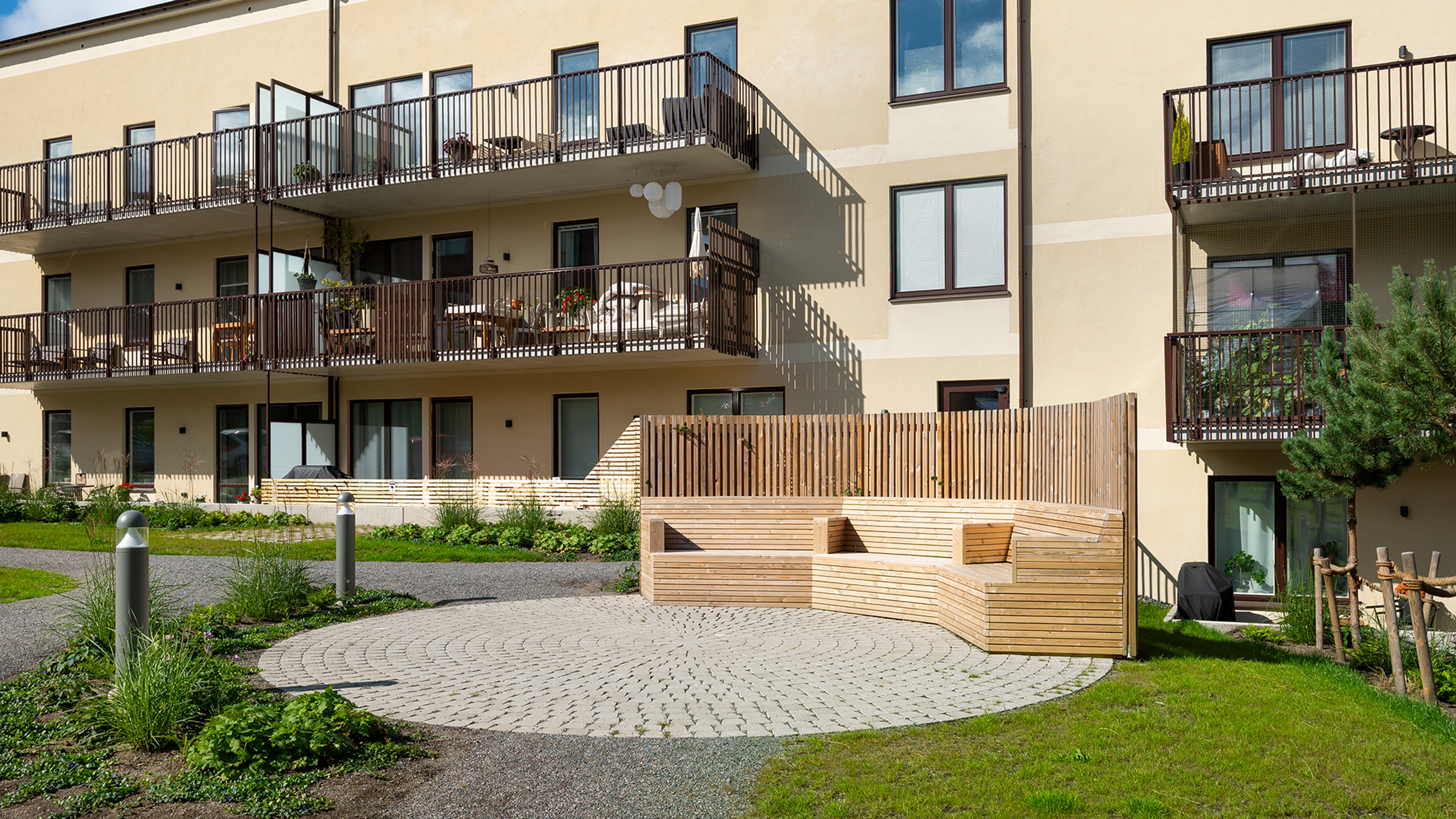 Trevlig innergård med många sociala ytor i Brf Vega Garden
