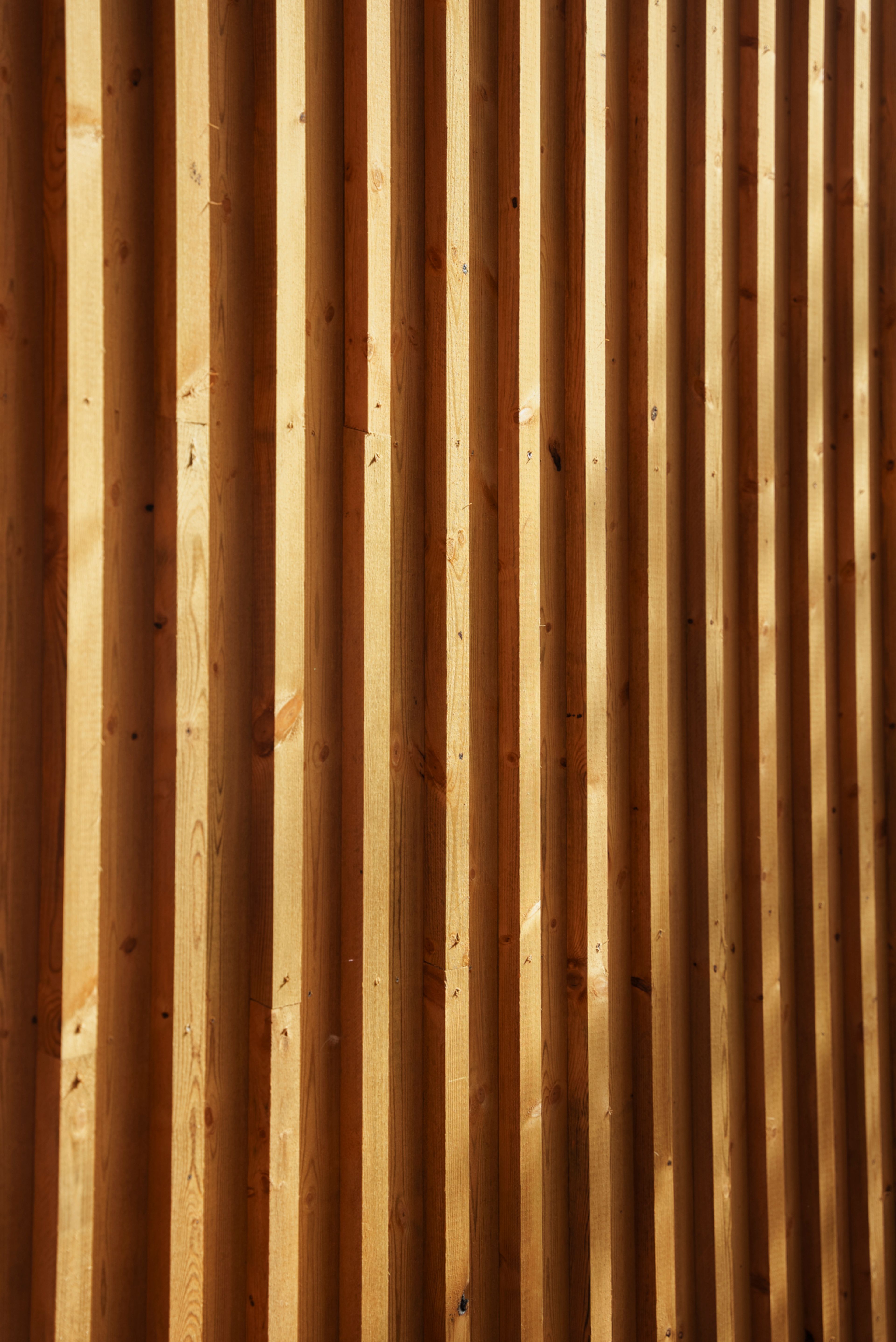 Bilde av spiler på veggen på utsiden av et hus.