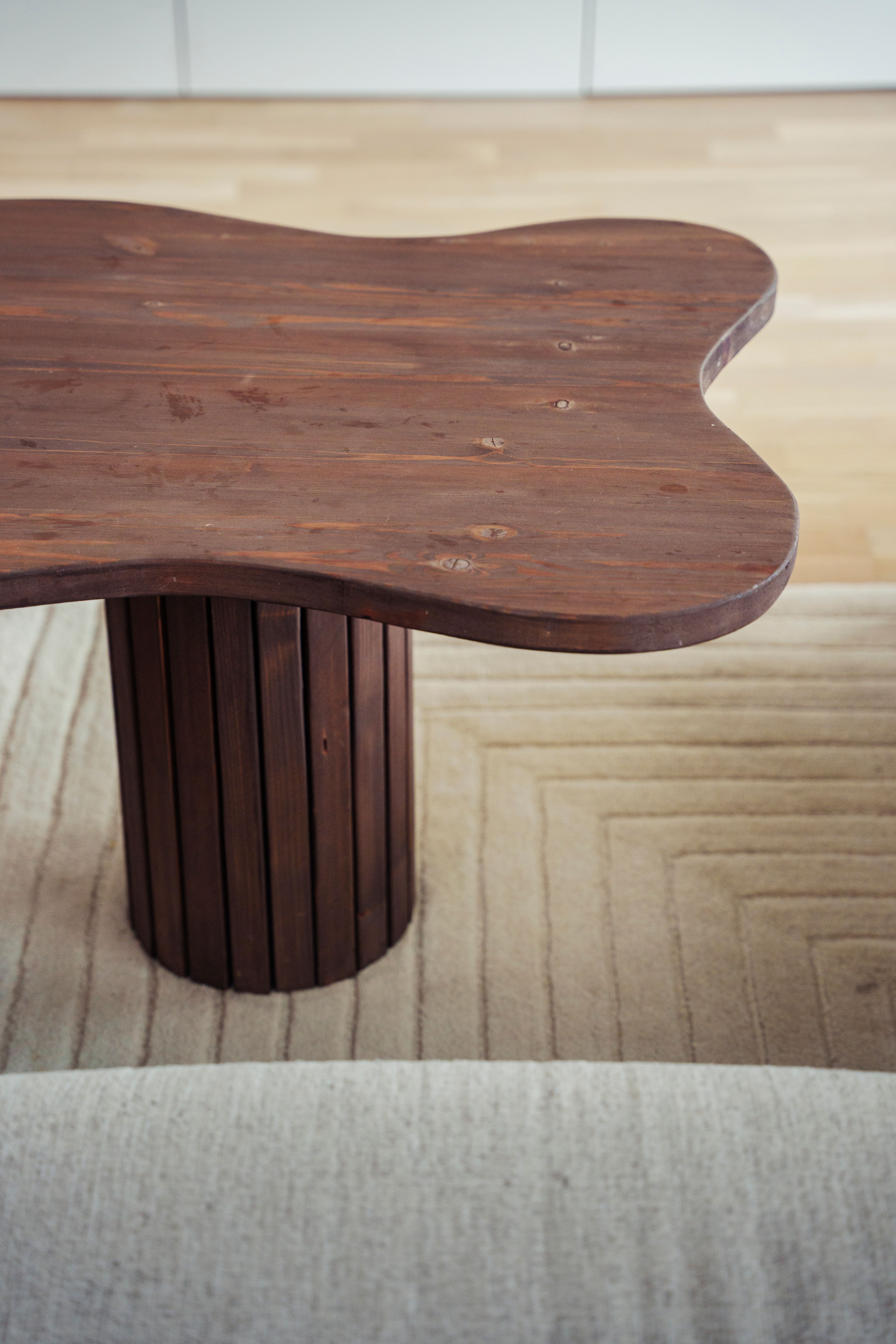 Nærbilde av et stuebord i mørkt tre